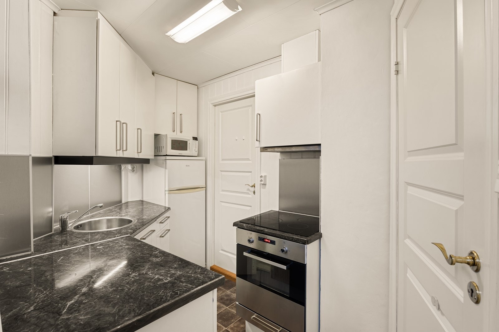 Kjøkkeninnredning i 1.etasje med slette fronter og laminat benkeplate. Galleribilde