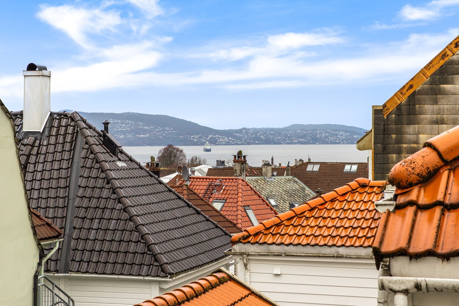 Kjøkkenet i 2. etasje byr på nydelig utsikt mot byfjorden! Galleribilde