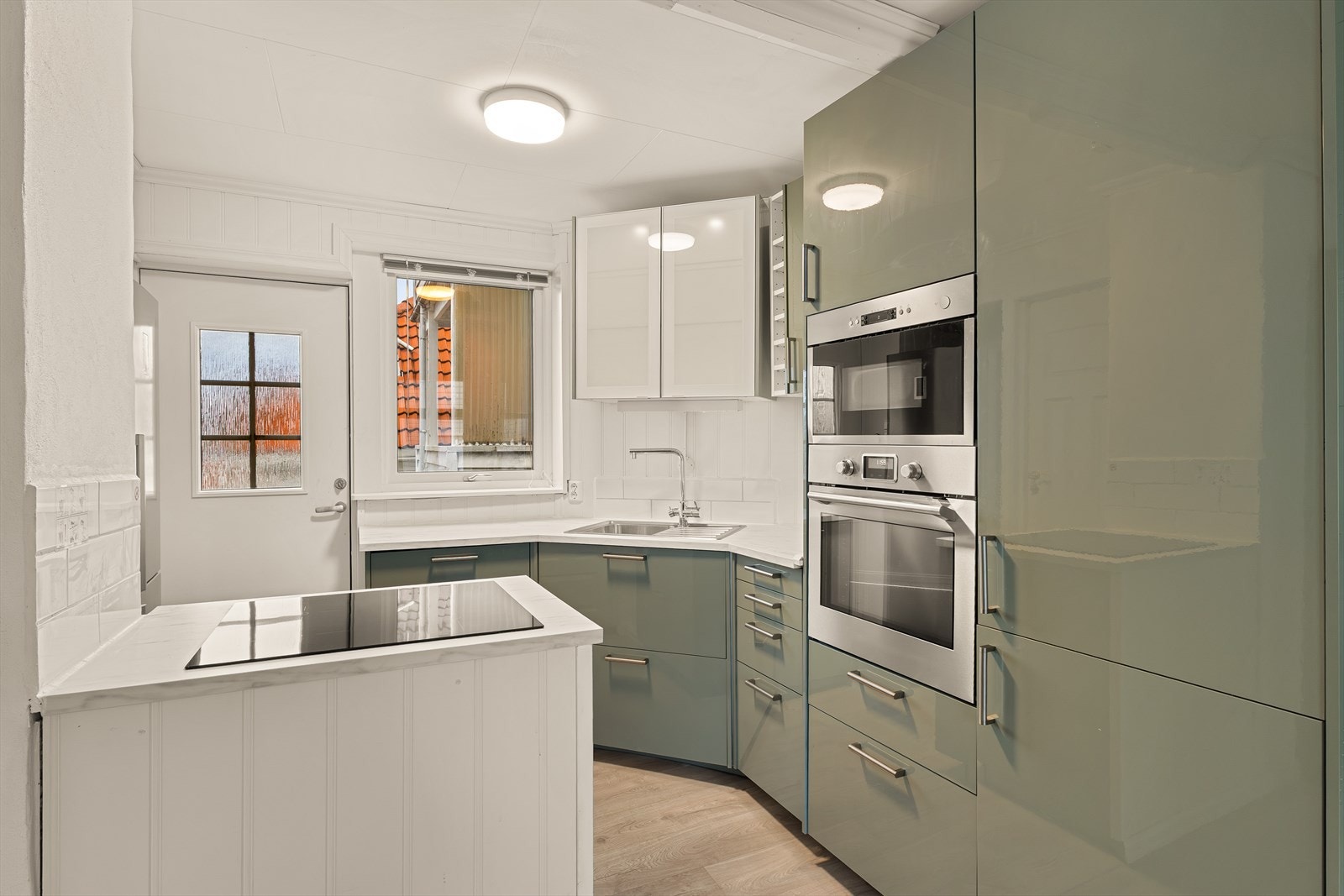 Kjøkkenet har integrert induksjonsplatetopp, stekeovn, mikrobølgeovn og oppvaskmaskin. Galleribilde