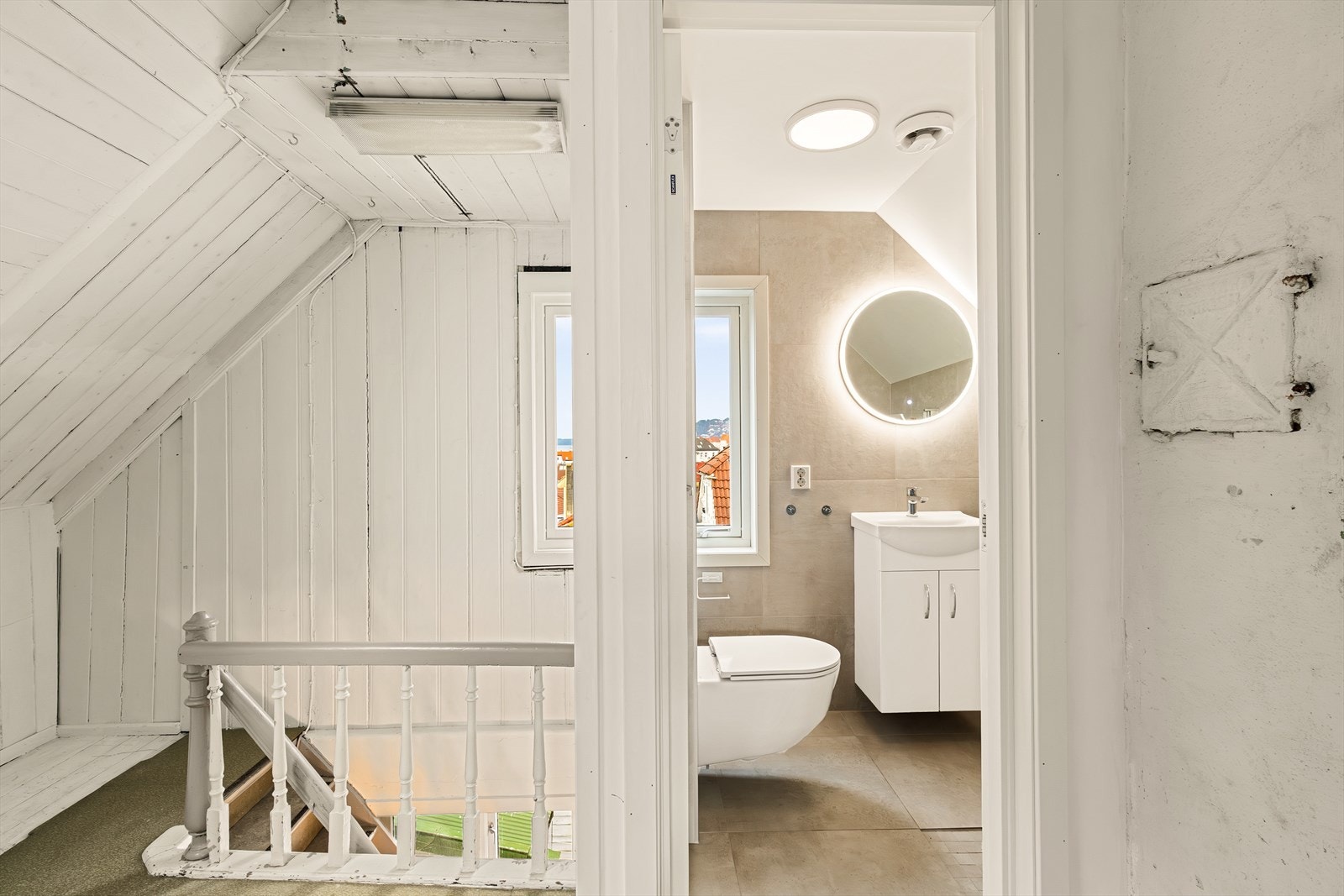 Badet på loftet ble oppgradert i 2023 og fremstår moderne og pent med varme i gulvet. Galleribilde