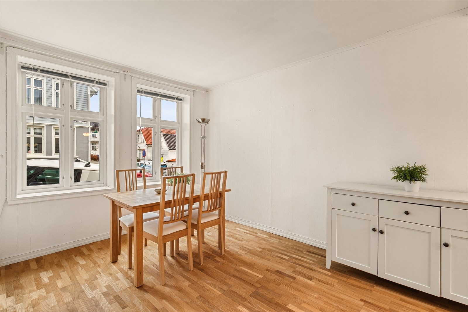 Stue i 1. etasje på 14,6 kvm med god plass til en hyggelig sofakrok og spiseplass. Galleribilde