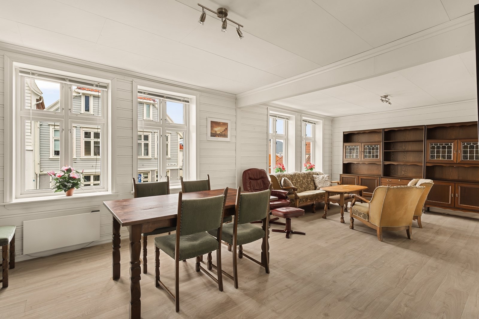 Romslig stue- og kjøkkenløsning med romslig preg og god plass til både spisegruppe og sofamøbler. Galleribilde