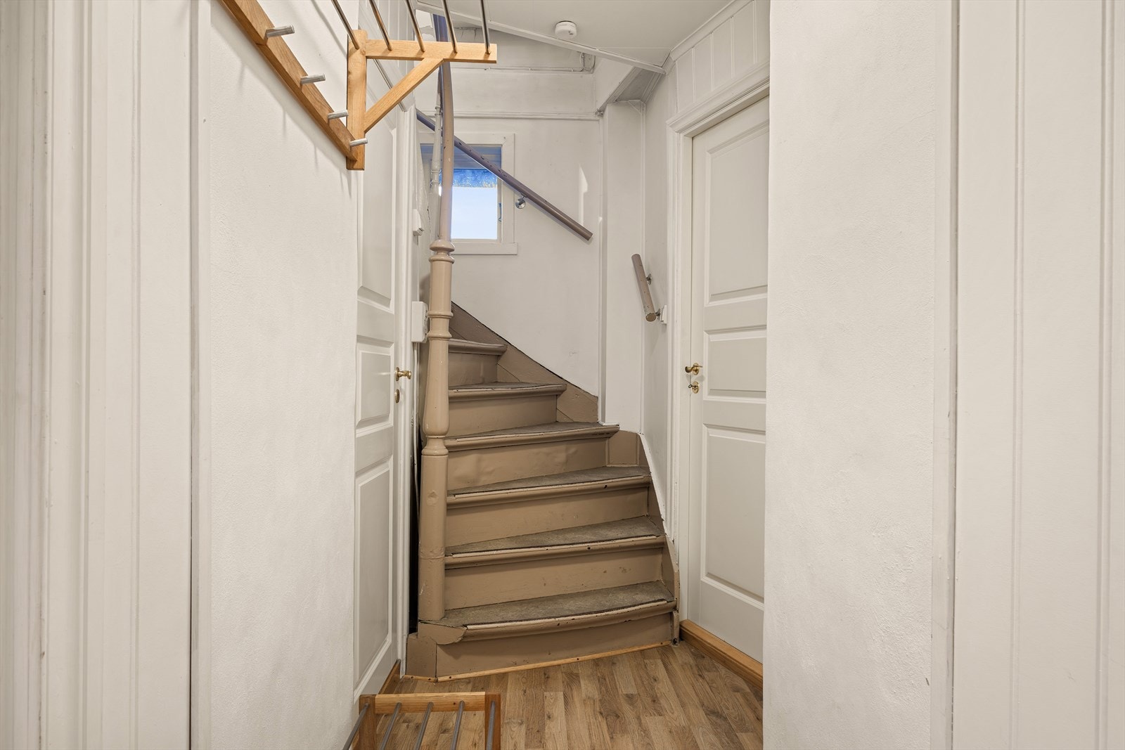 Gang og trappeløp i 1. etasje. Galleribilde