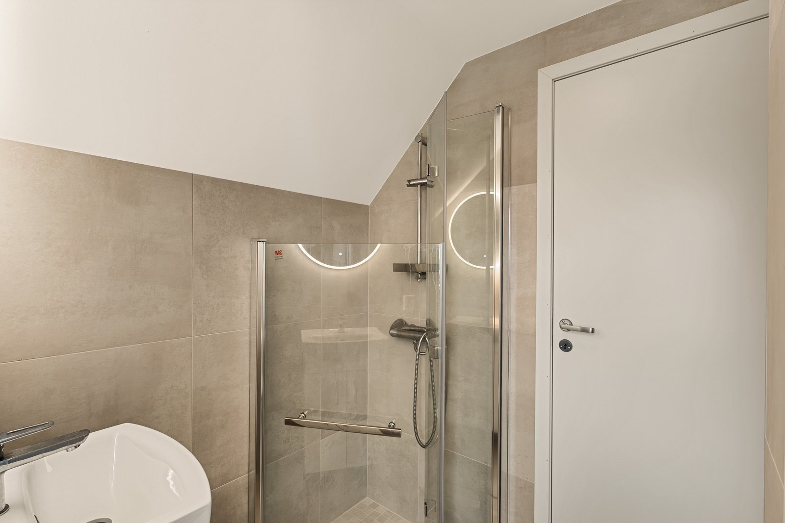 Det er benyttet fliser på veggene og malte flater i himlingen på badet på loftet. Galleribilde