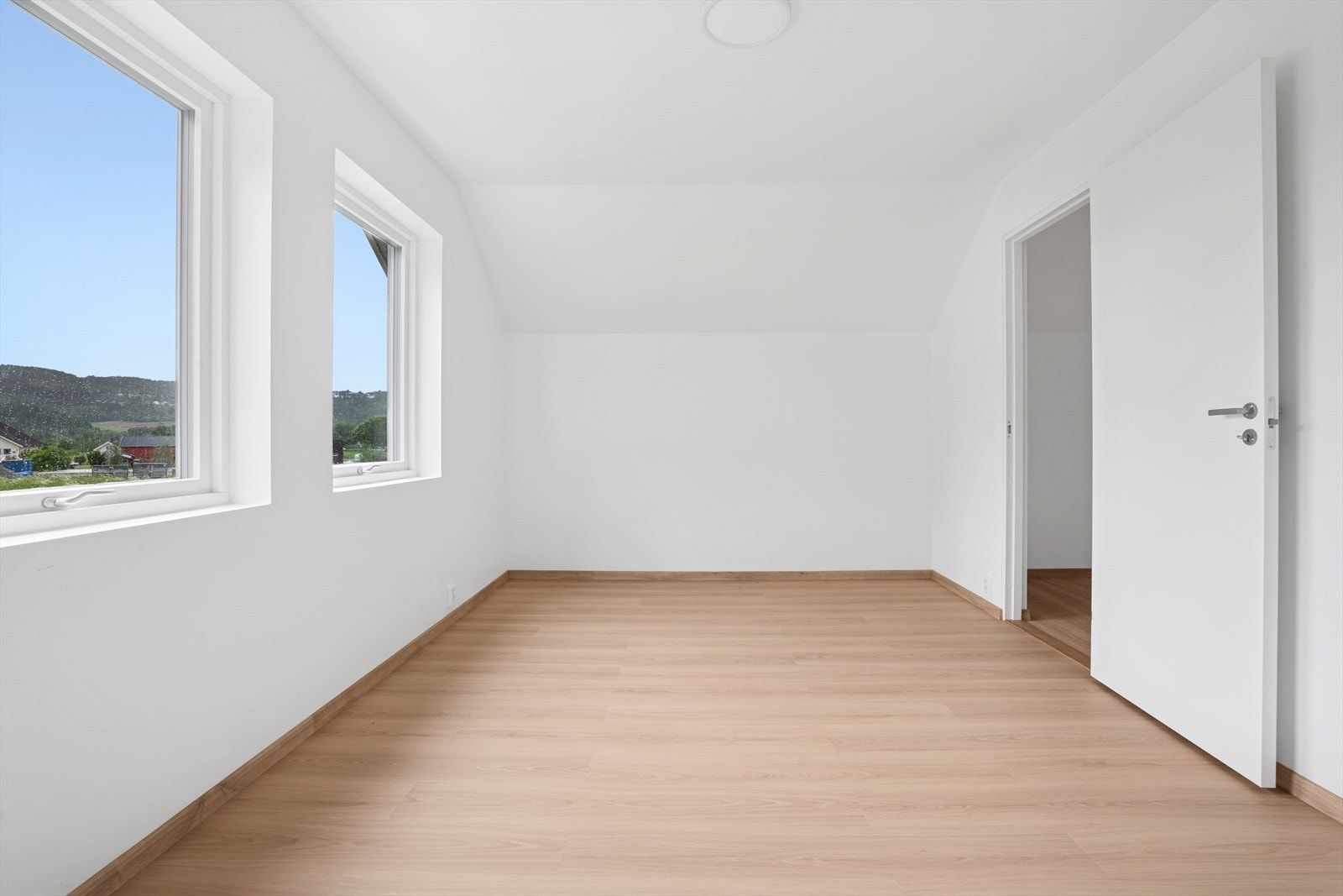 Det er 2 soverom i 2.etg. Dette rommet er oppmålt til ca 14 kvm Galleribilde