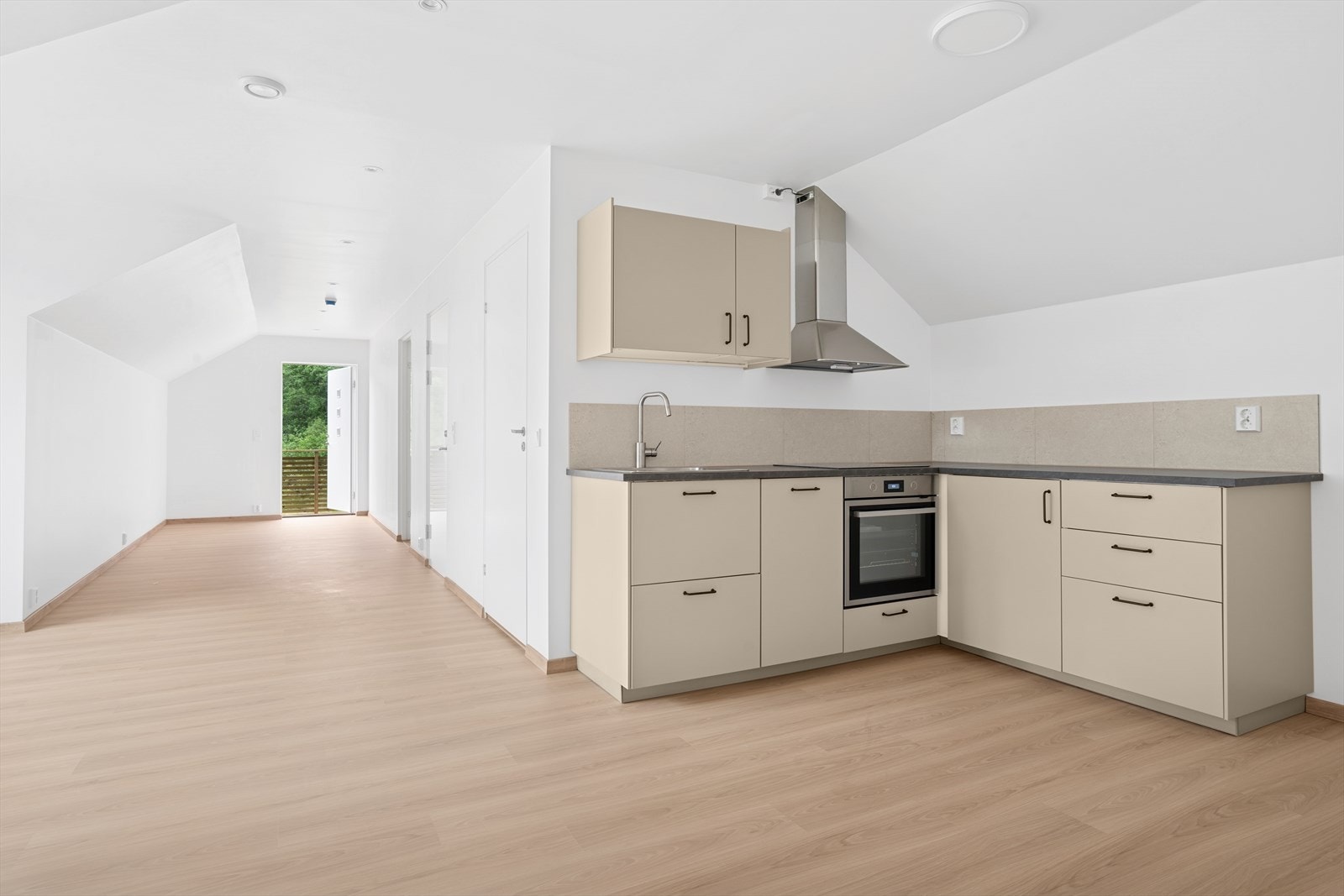 Kjøkkenet er utstyrt med alle nødvendige hvitevarer integrert. Alt leveres nytt og ubrukt Galleribilde