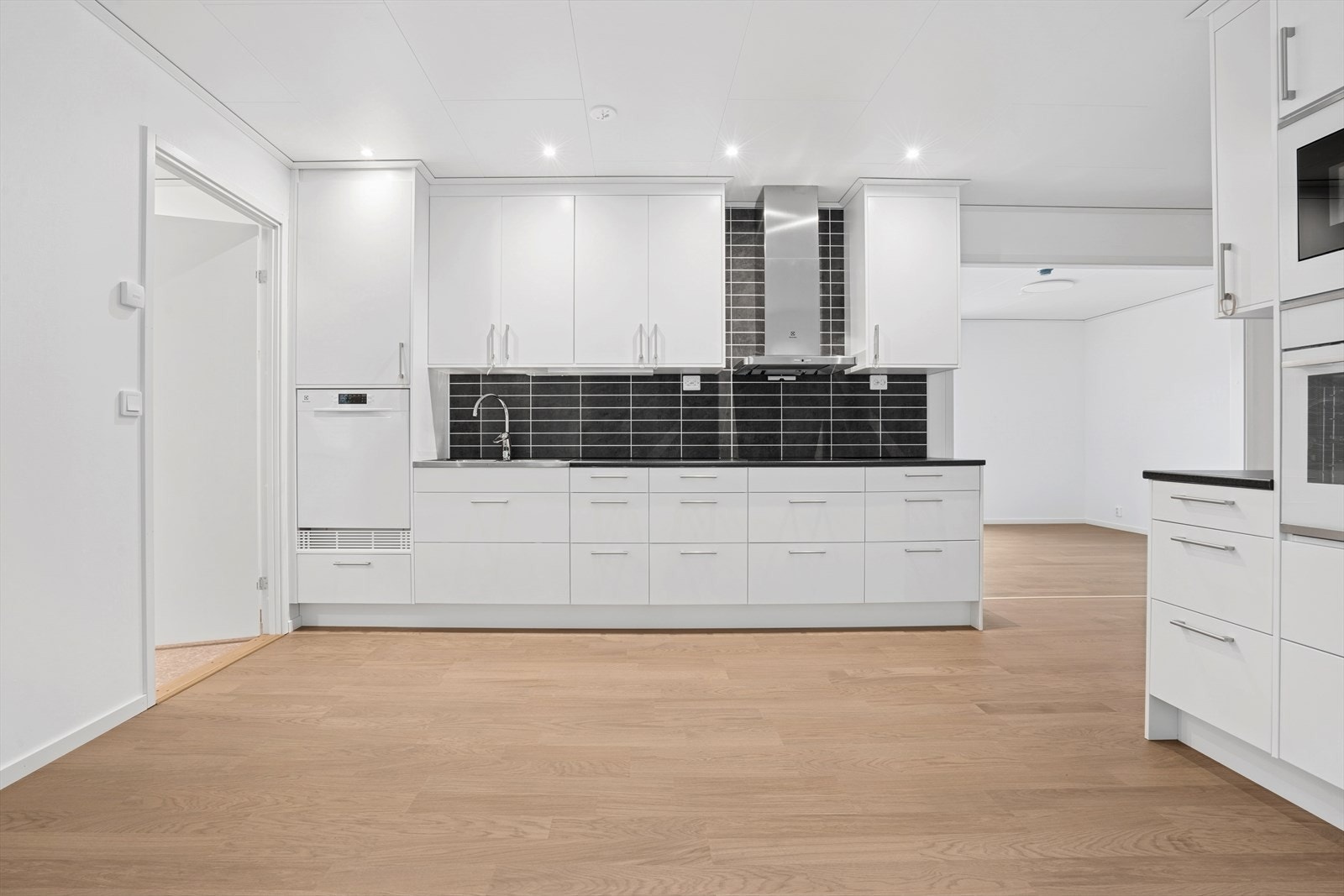 Kjøkkenrommet er oppmålt til ca 17,3 kvm og har et rikelig utvalg av skap- og skuffeløsninger Galleribilde