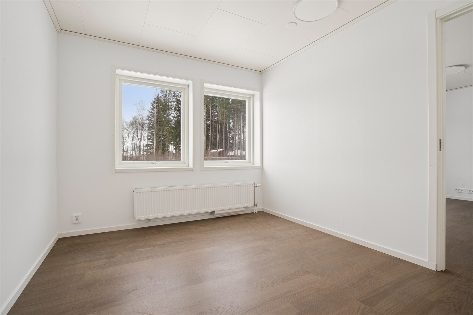 Soverom 3 i 1.etg er fradelt fra stuen. Rommet kan benyttes som soverom eller tilbakeføres som stue etter opprinnelig planløsning. Galleribilde