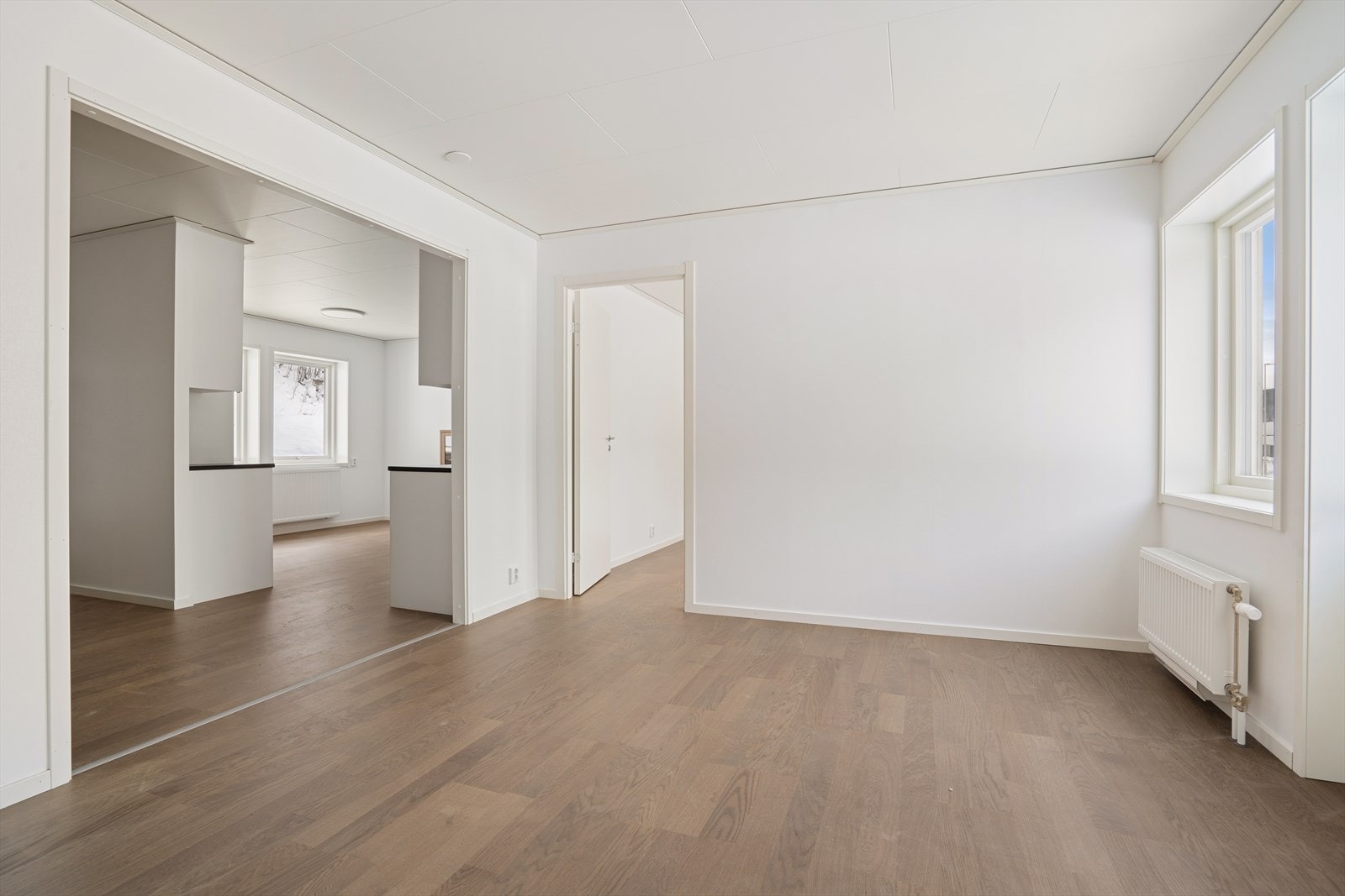 Det er oppført og etablert et ekstra soverom i forlengelsen av stuen. Denne kan ved enkle grep innlemmes i stuen ved behov. Galleribilde