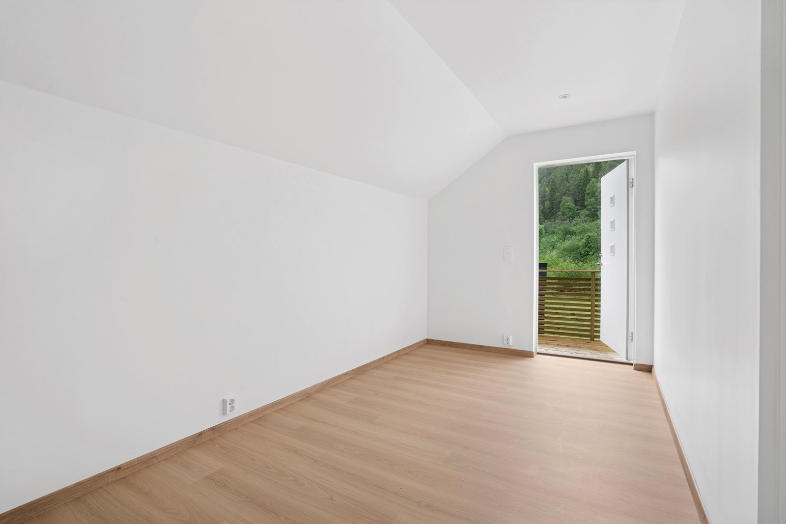 I entréen her er det god plass til en raus garderobeløsning Galleribilde