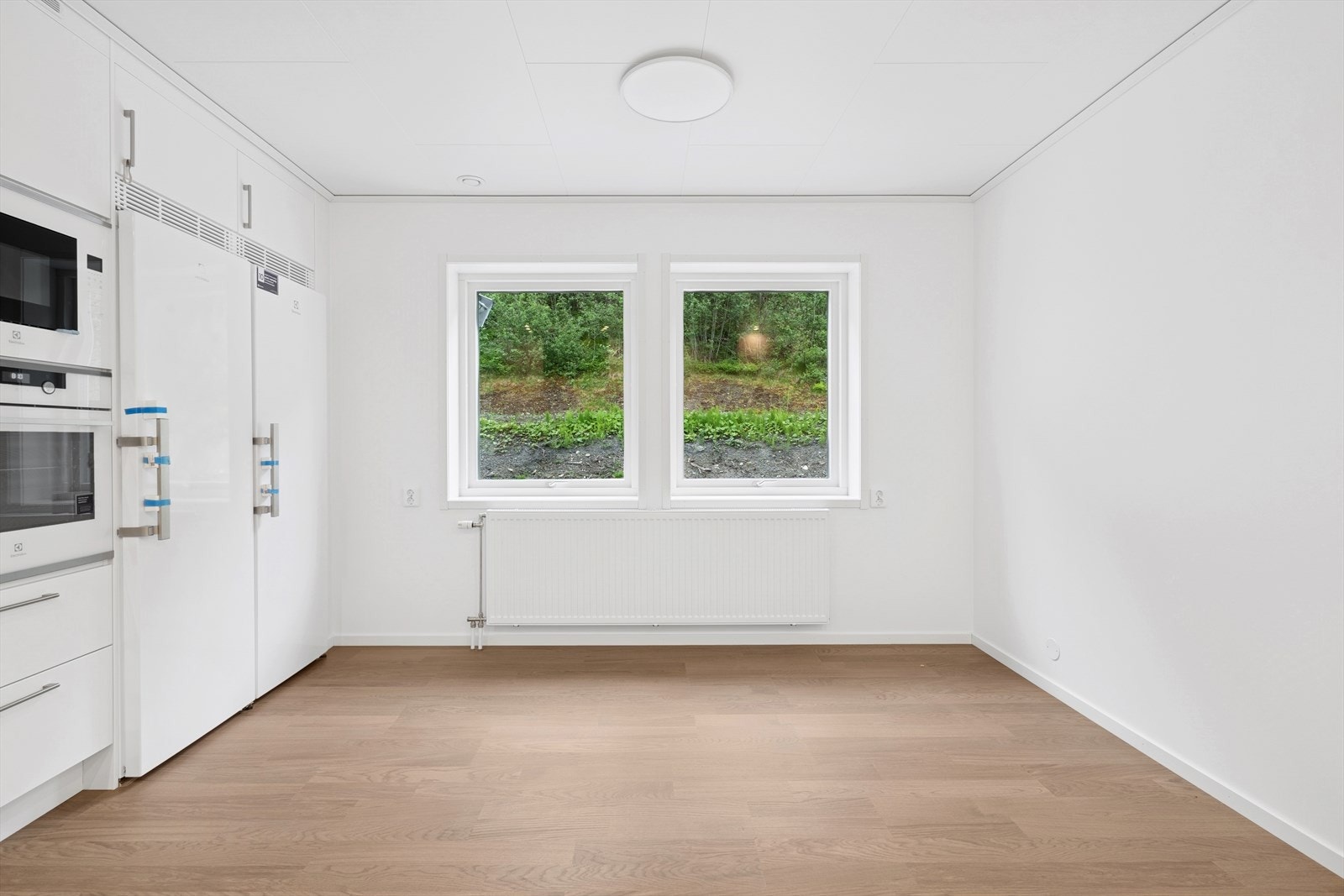 Kjøkkenet har også god plass til spisebord Galleribilde