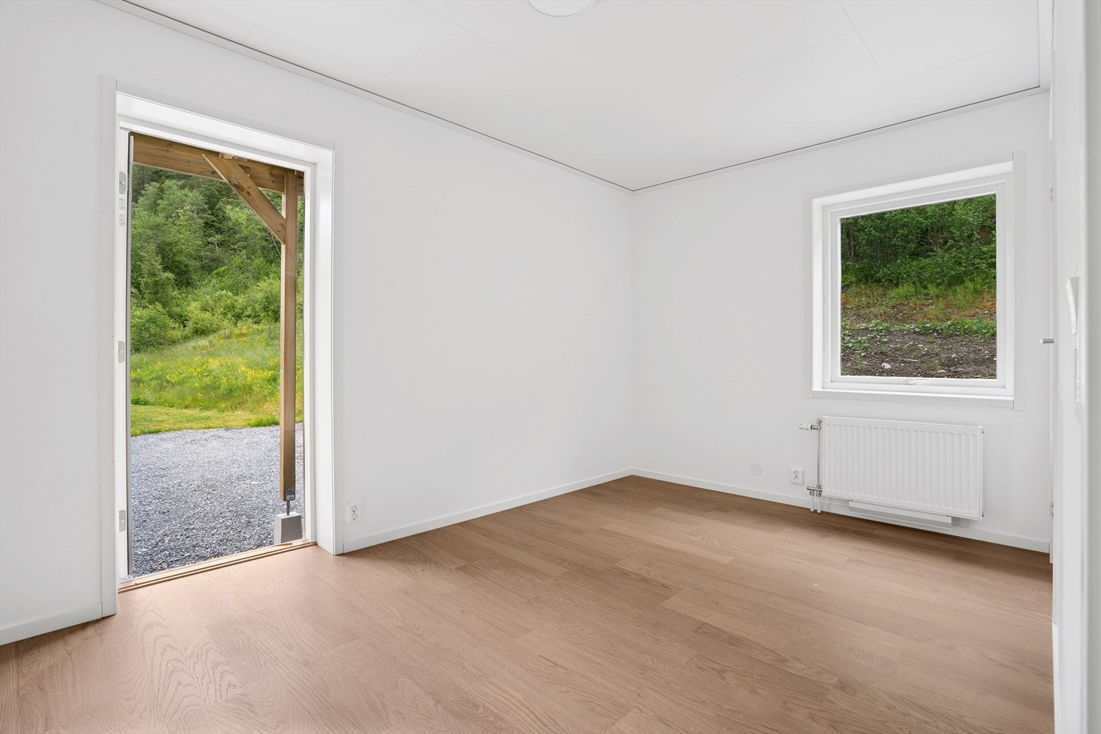 Soverom 1 i 1.etg er oppmålt til ca. 14 kvm og har også direkte utgang. Galleribilde