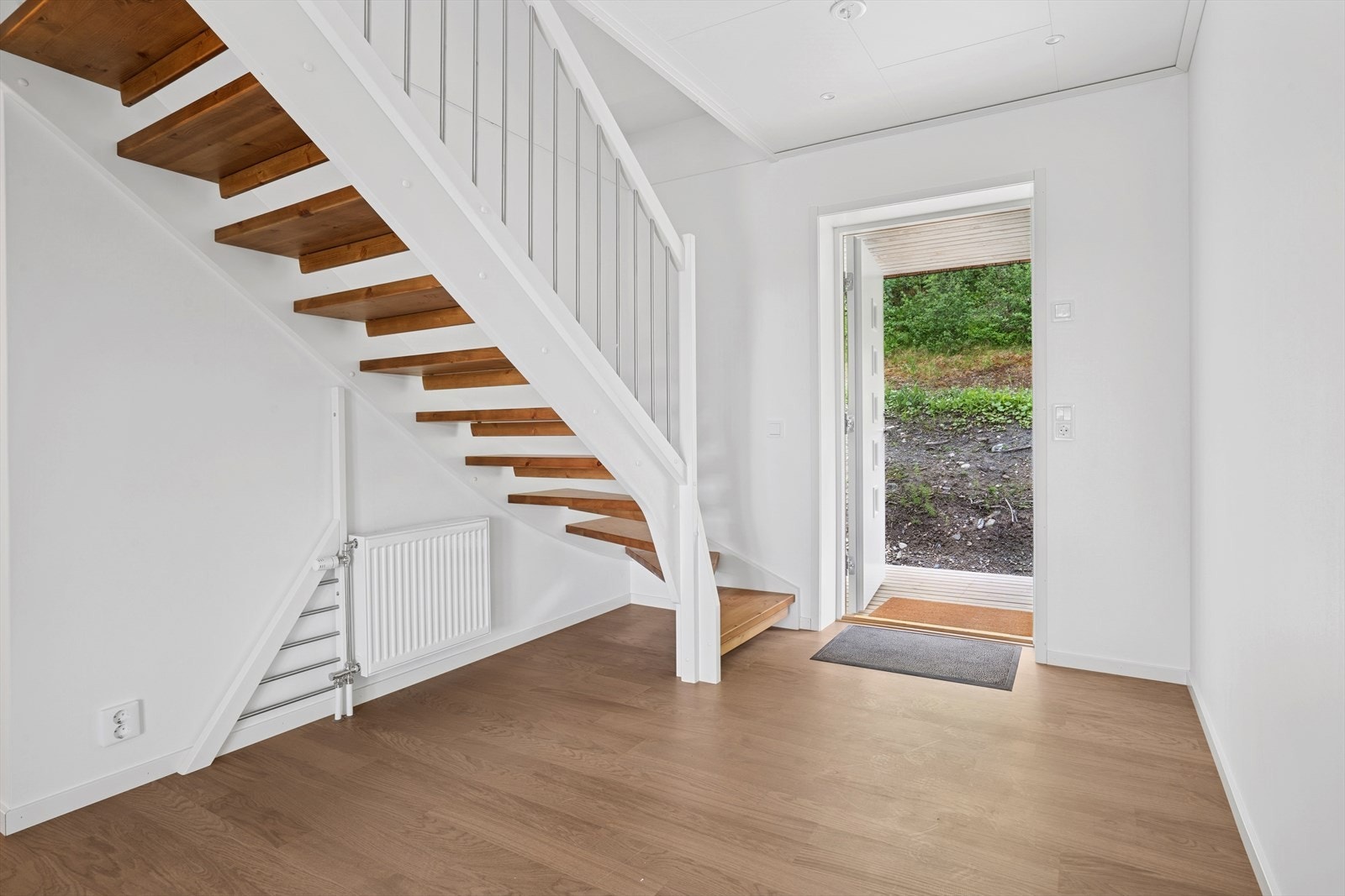 Velkommen inn! Det første som møter deg er en stor entré på hele 13,8 kvm med god plass til ulike garderobeløsninger. Trappen opp åpner for å nytte hele boligen selv dersom man ikke ønsker å leie ut det ene planet Galleribilde