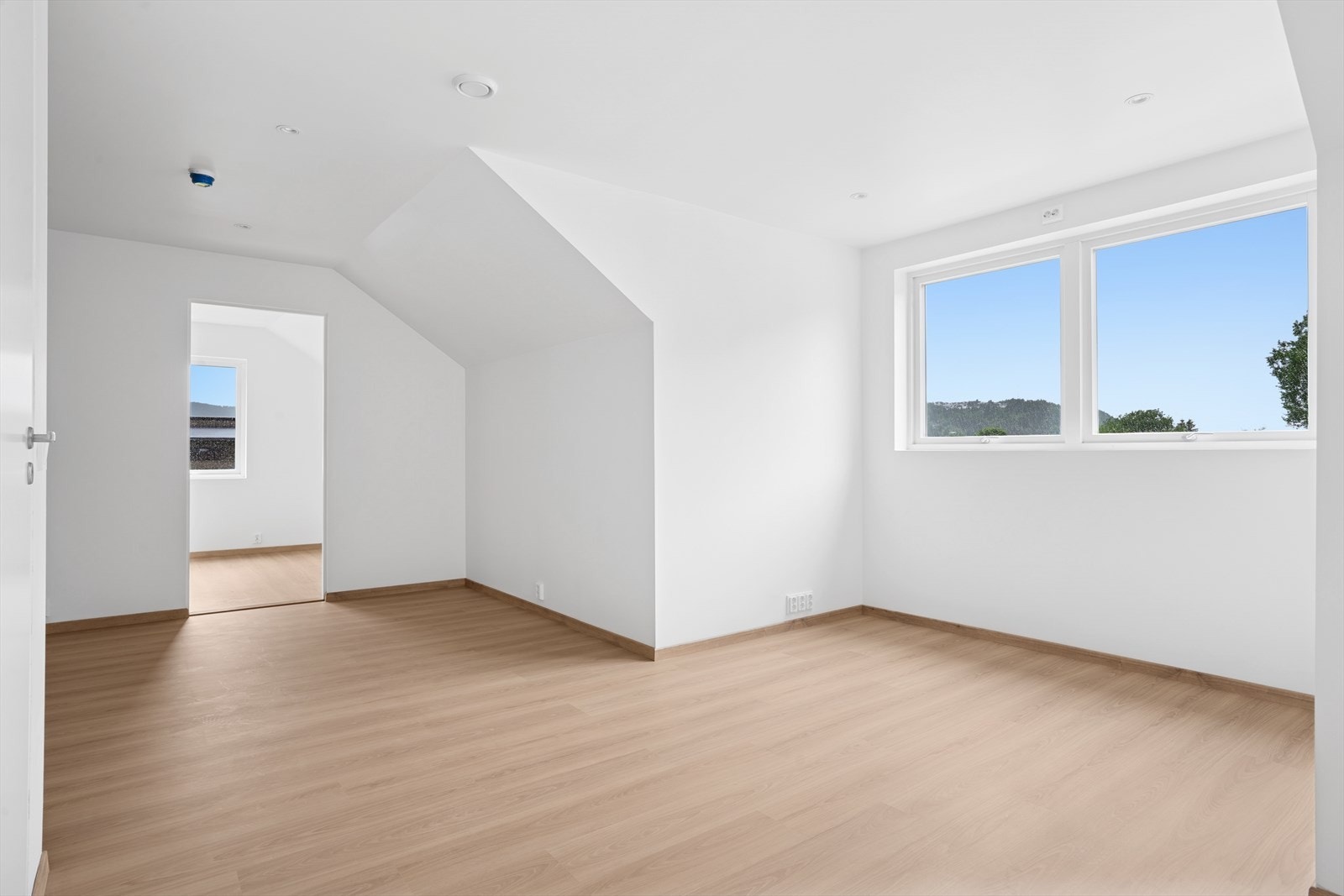 Stuen her er lys og innbydende med flotte utsiktsforhold Galleribilde