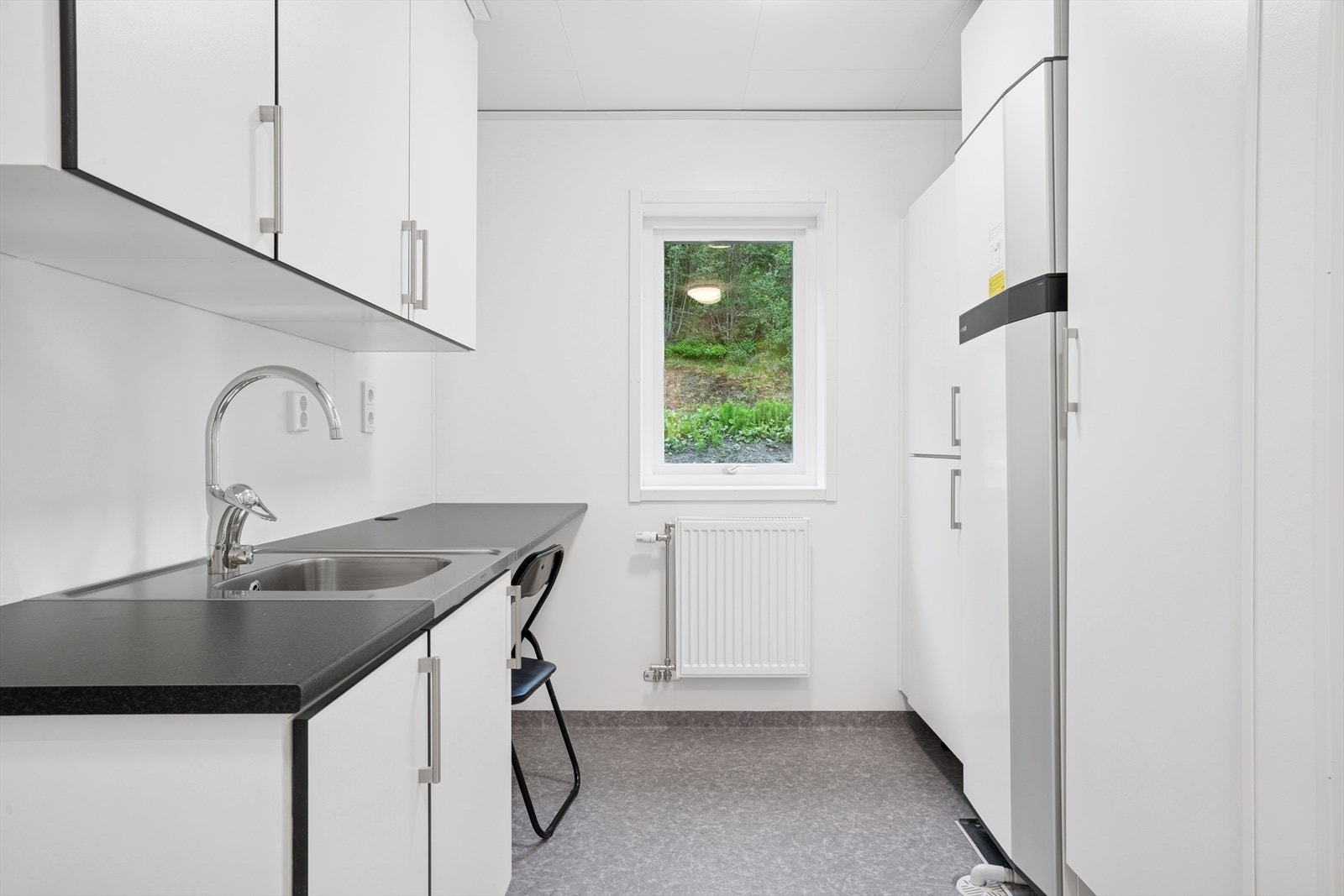 Ved badet har man eget vaskerom som er tilpasset for innebygd vaskemaskin og tørketrommel Galleribilde