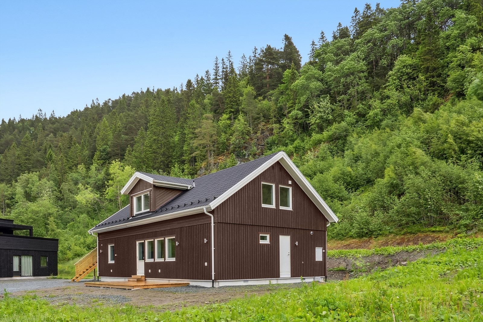 Huset har egen inngang til 2.etg dersom man velger å leie ut denne delen. Her er det også godt med Galleribilde