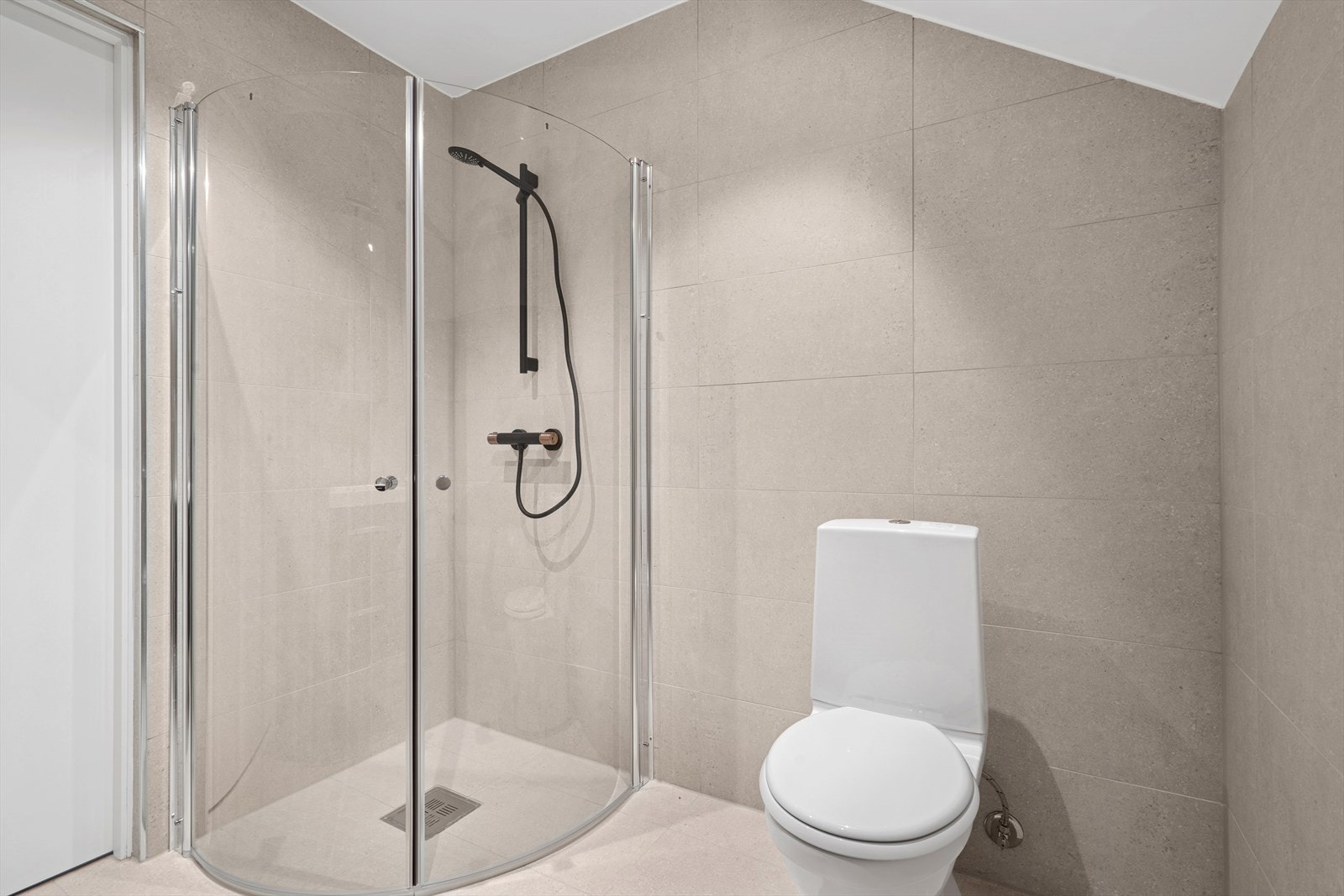 Baderommet er innredet med dusjnisje, WC og nedfelt servant med underskap Galleribilde