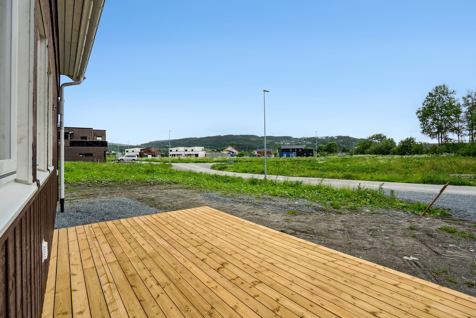 Terassen i forkant av huset tilbyr svært gode solforhold Galleribilde
