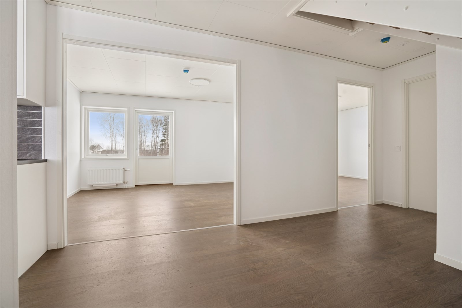 Stue sett fra kjøkkenet Galleribilde