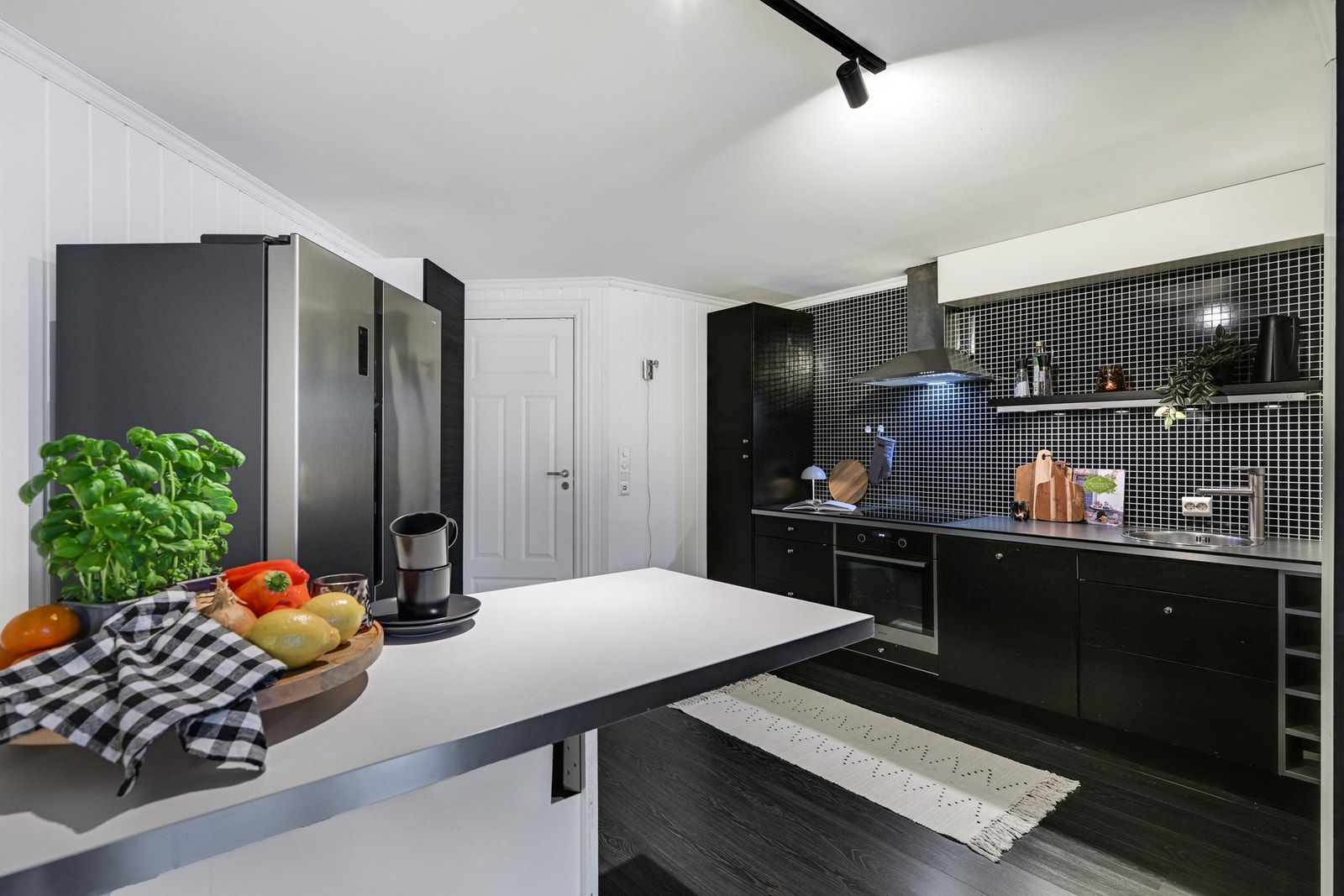 Det er laget en løsning for ekstra benkplass. I tillegg er det god plass til et solid kjøle/fryseskap Galleribilde