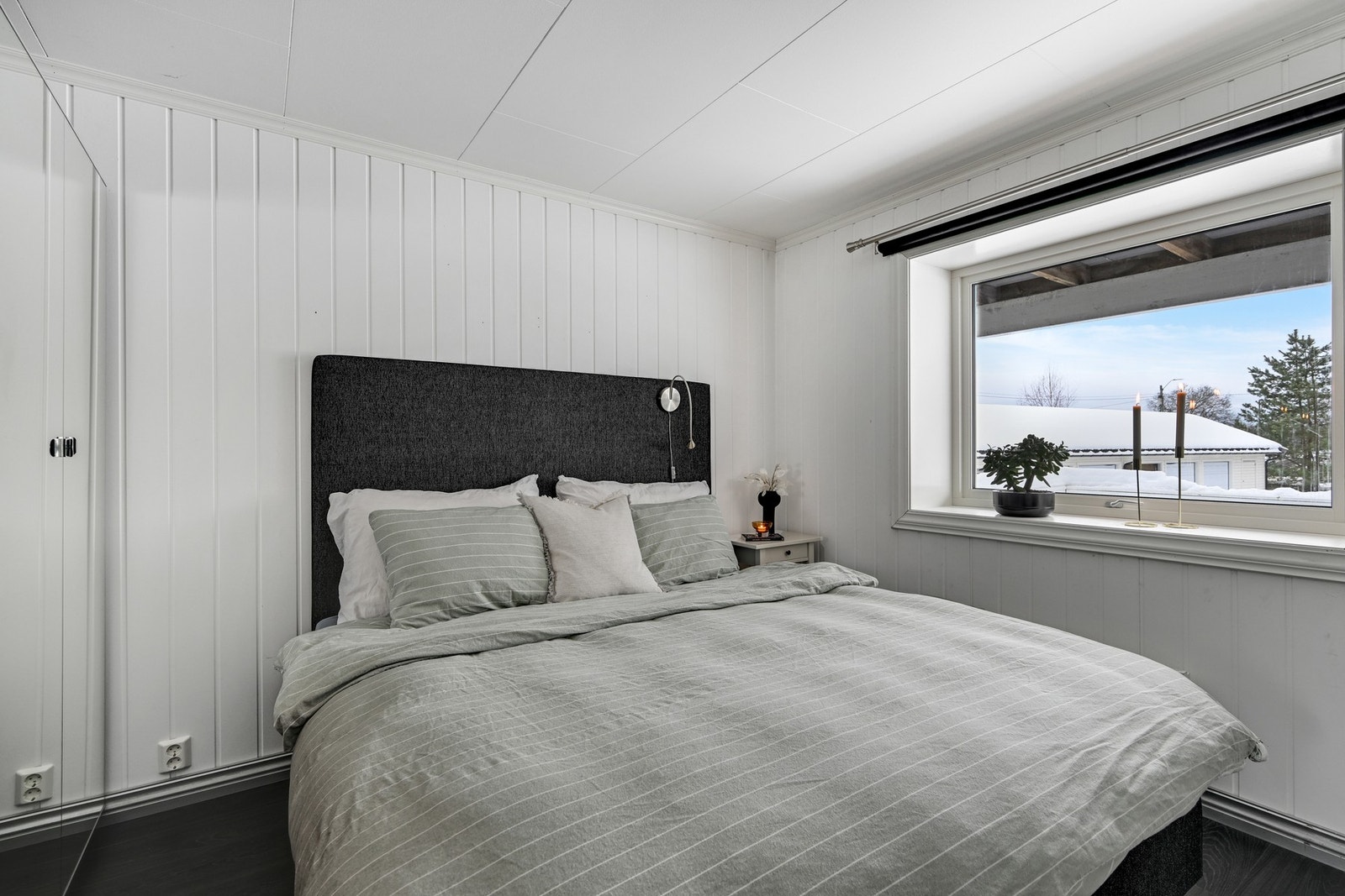 Rommet har hvite vegger og tak, samt et mørkt gulv Galleribilde