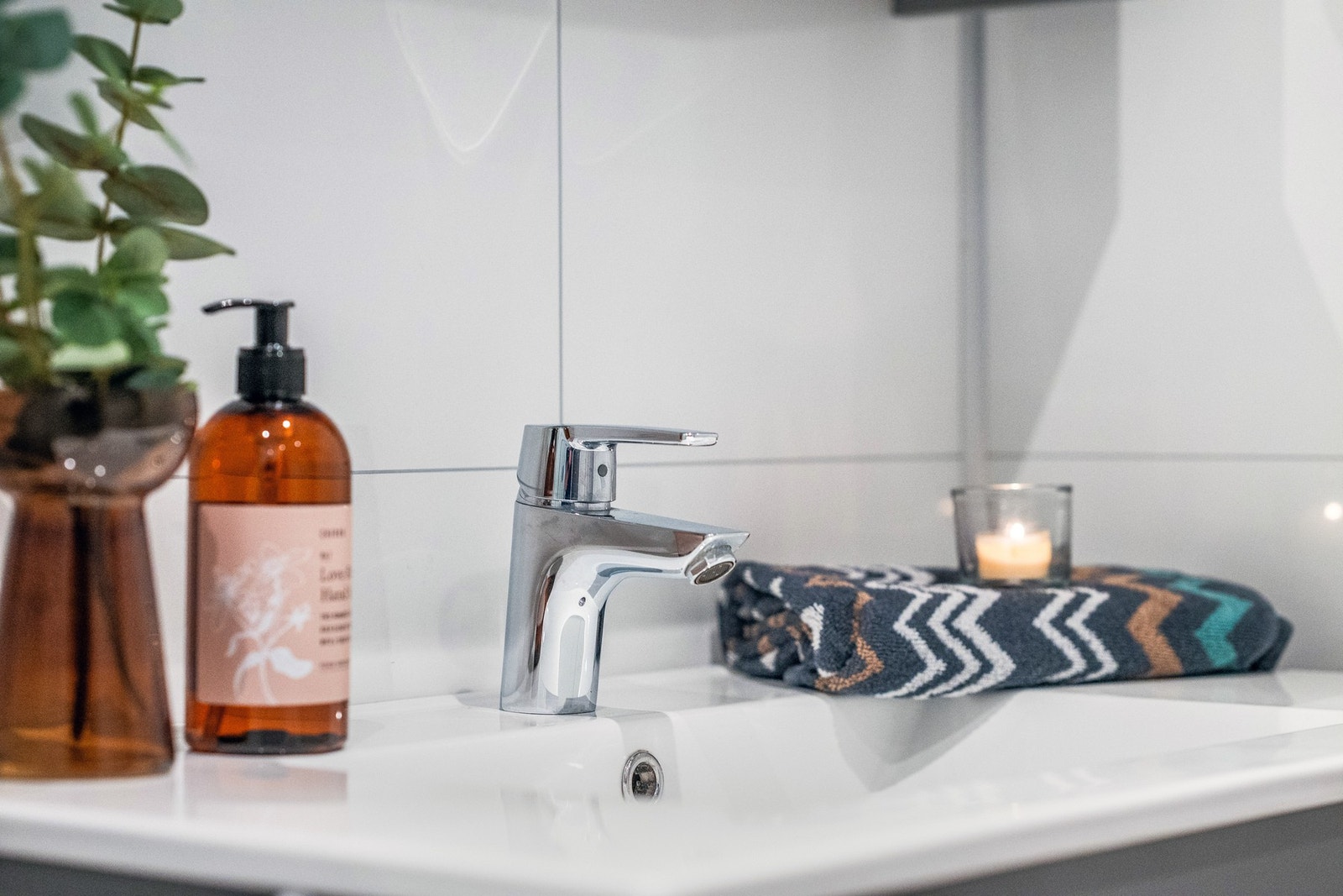 Klosettet er vegghengt for enkelt renhold og en tidsriktig stil Galleribilde