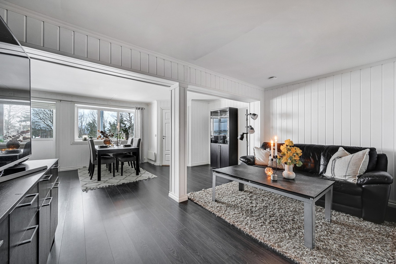 Hege Svebakk v/PrivatMegleren Holmestrand har gleden av å presentere Kaarbyveien 33C - en lys og oppusset selveier med åpen planløsning. Foto: Kristian T. Bollæren Galleribilde