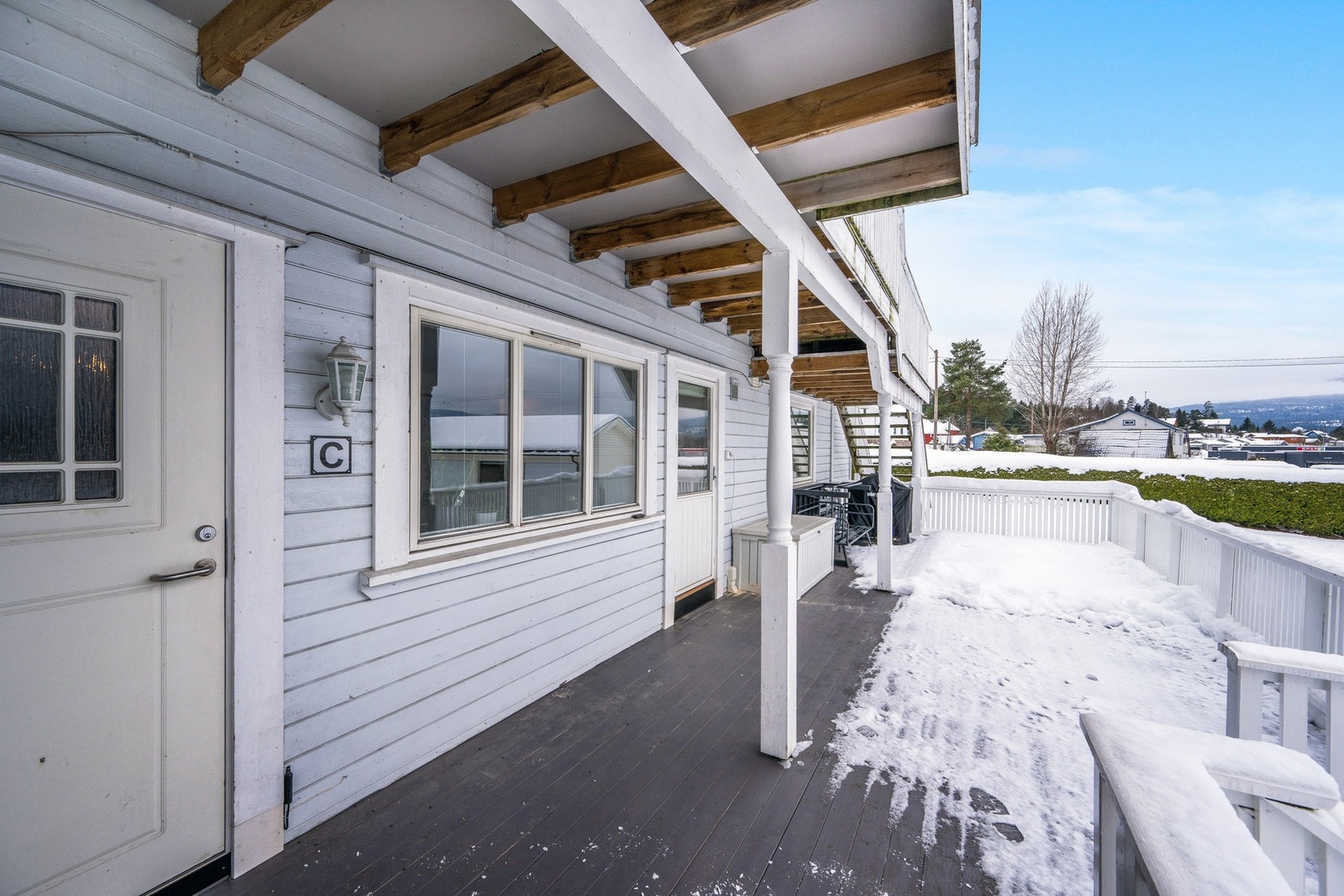 Det er nylig oppført en terrasse på ca. 34 kvm ved inngangspartiet Galleribilde