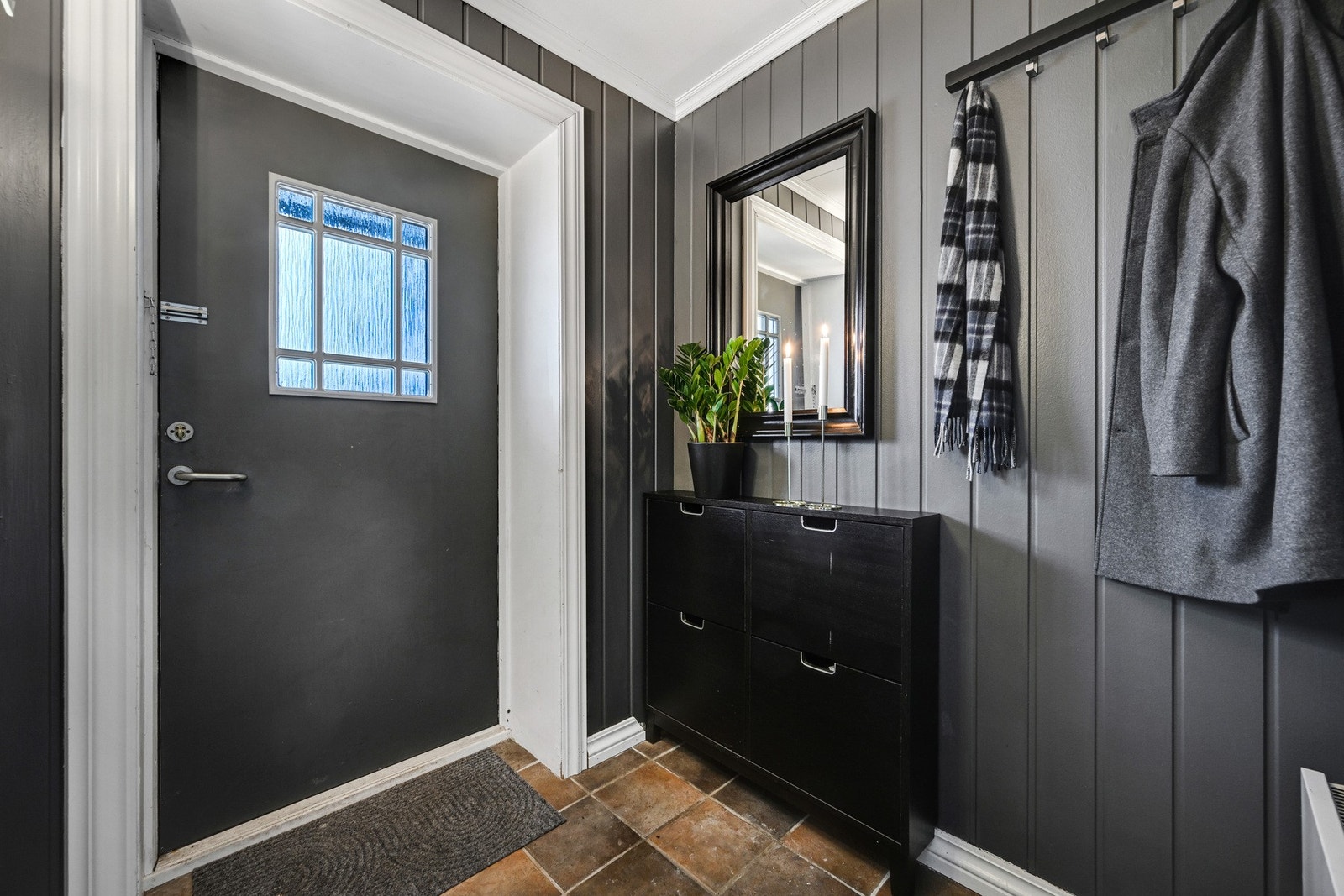 Velkommen inn i en innbydende entré med plass til å organisere klesoppheng og sko Galleribilde