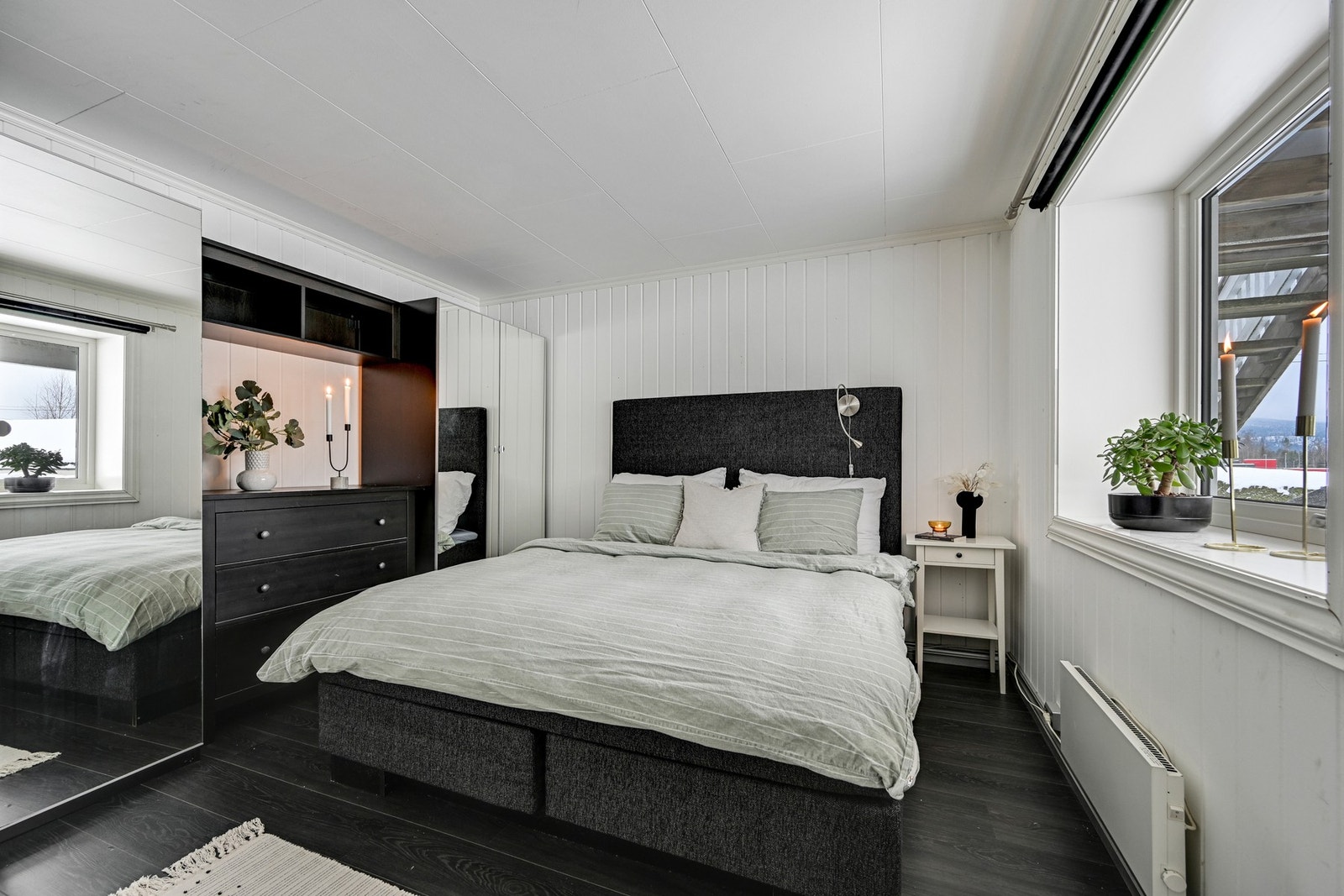 Leiligheten har et romslig soverom med god plass til seng, garderobe og fint lysinnslipp Galleribilde