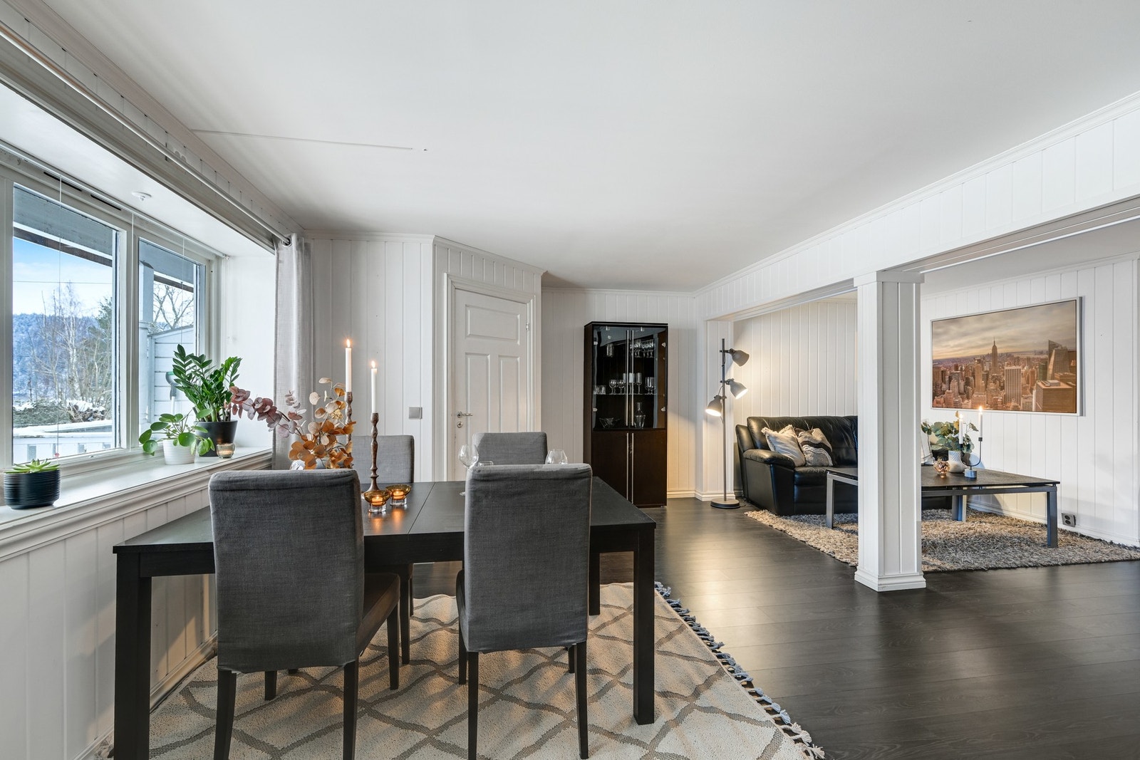 Det er god plass til en romslig spisegruppe like ved vinduet, med plass til å servere en rekke gjester Galleribilde