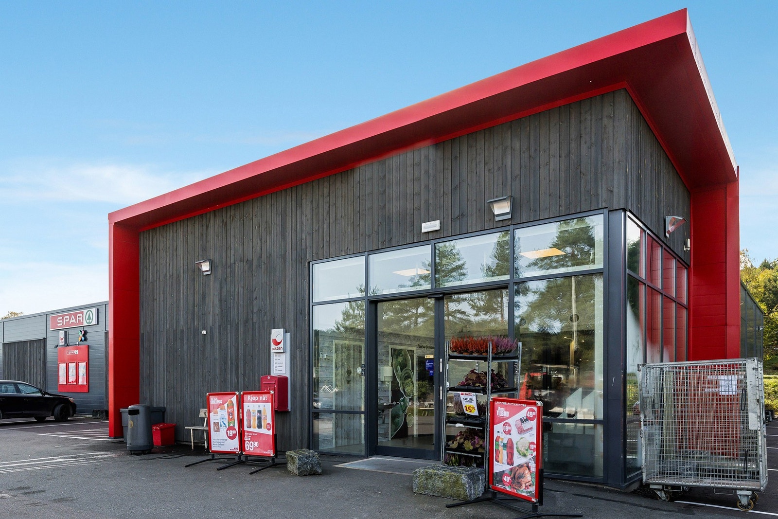 Spar Sundbyfoss er 3 minutter unna og, videre har man Hof sentrum med flere butikker. Det er kort vei til Holmestrand sentrum med ytterligere sentrumsfasiliteter Galleribilde