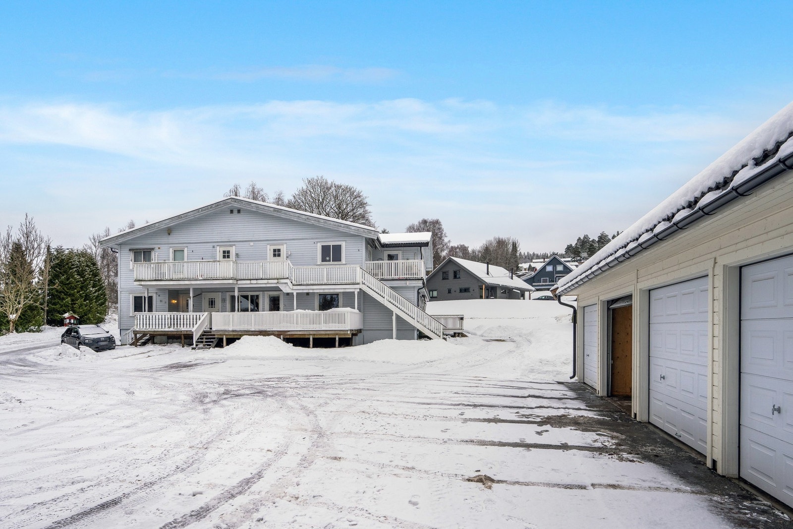 Det er kort vei fra ytterdøren til parkeringsplass i garasjerekken, som ble bygget i 2023 iflg eier Galleribilde