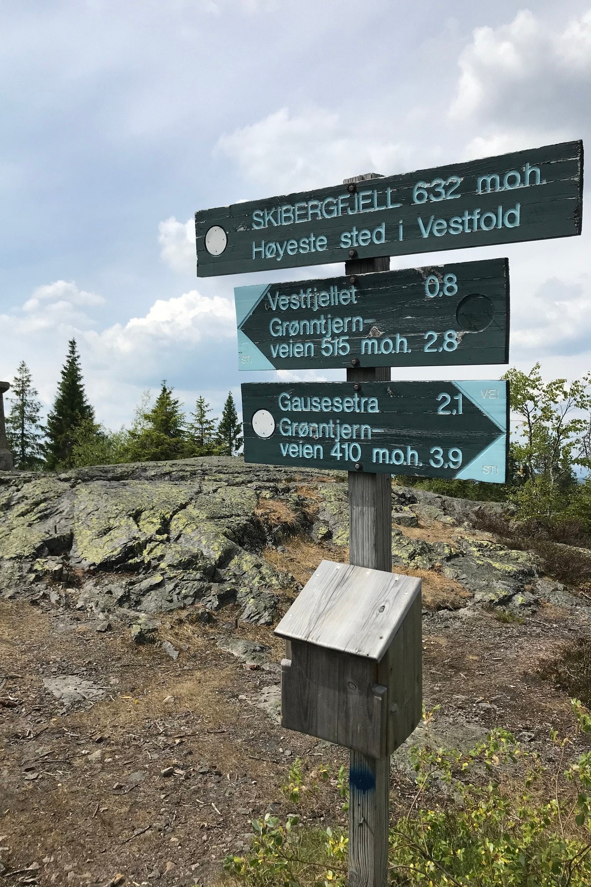 Vestfjellet og Skibergfjell er populære turområder og man kan nå toppene fra to forskjellige kanter Galleribilde