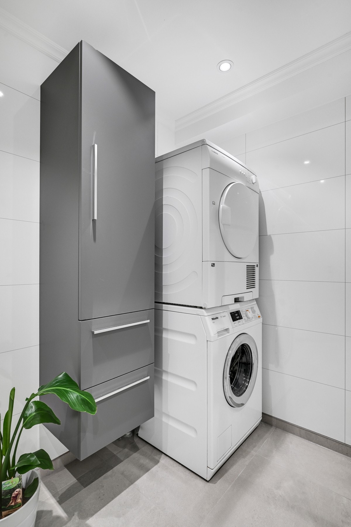 Det er god plass til å sette inn både vaskemaskin og tørketrommel Galleribilde