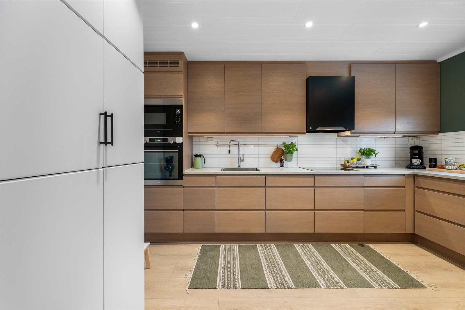 Kjøkkenet er pusset opp i 2021 og holder en gjennomgående moderne standard. Galleribilde