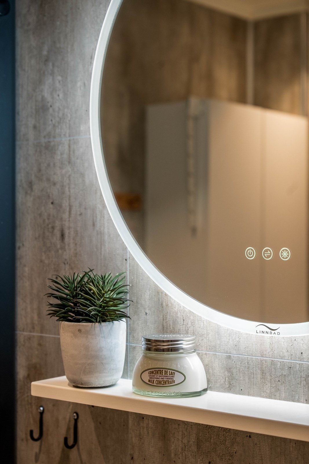 Baderommet ble modernisert i 2021. Det er speil med integrert belysning som gir en praktisk lyssetting og styrefunksjon. Galleribilde