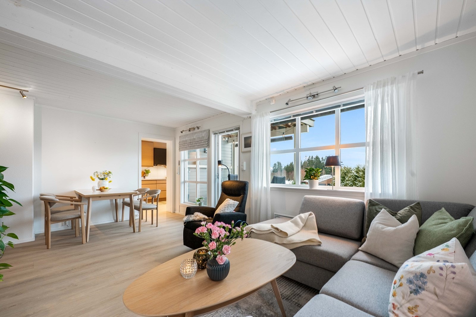 Store vindusflater som bidrar til rikelig med naturlig lys. Galleribilde