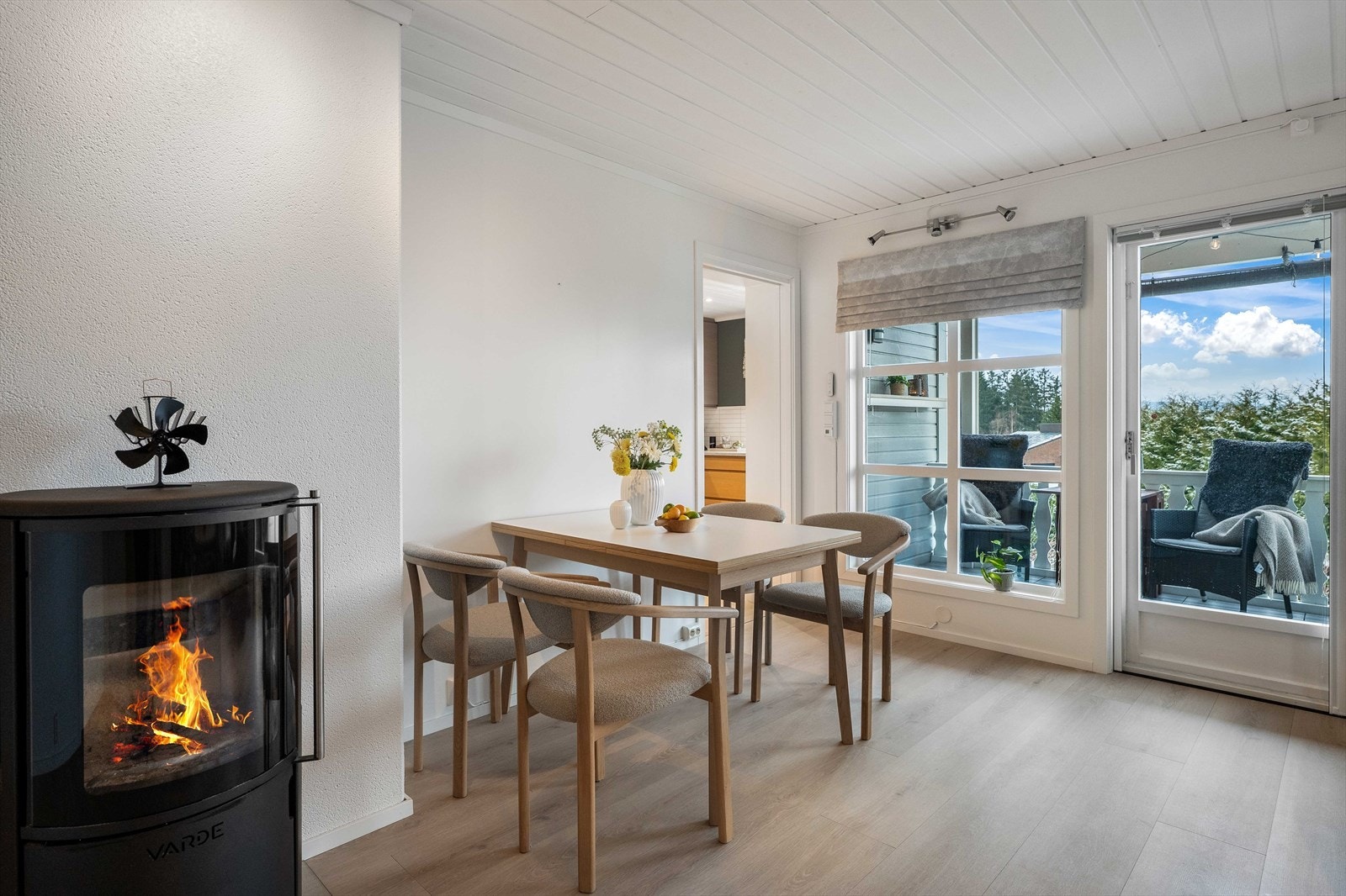 Det er god plass til spisebord og store vindusflater med pent utsyn ut over nærområdet. Utgang til veranda, gir enkel tilgang til uteområdet - her kan man nyte morgenkaffen i sommerhalvåret. Galleribilde