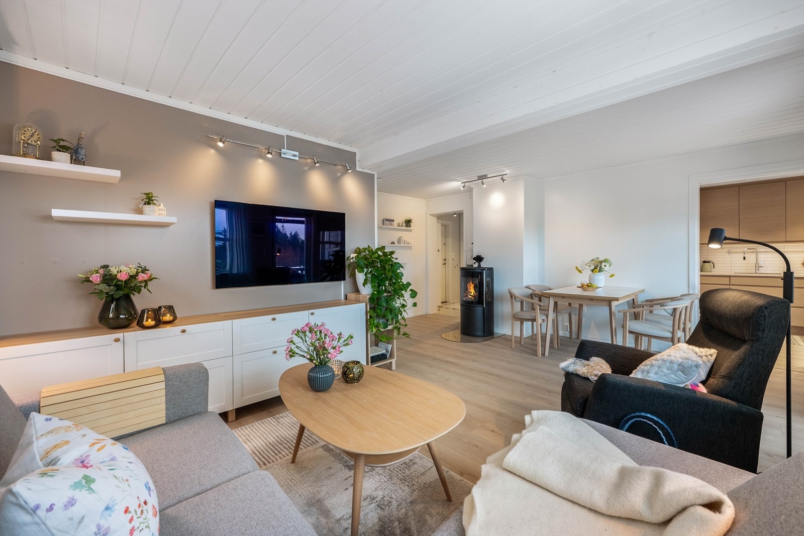 Stuen er malt i moderne og lune fargetoner som skaper en hyggelig romfølelse. Det er god plass til spisestue og sofagruppe. Galleribilde