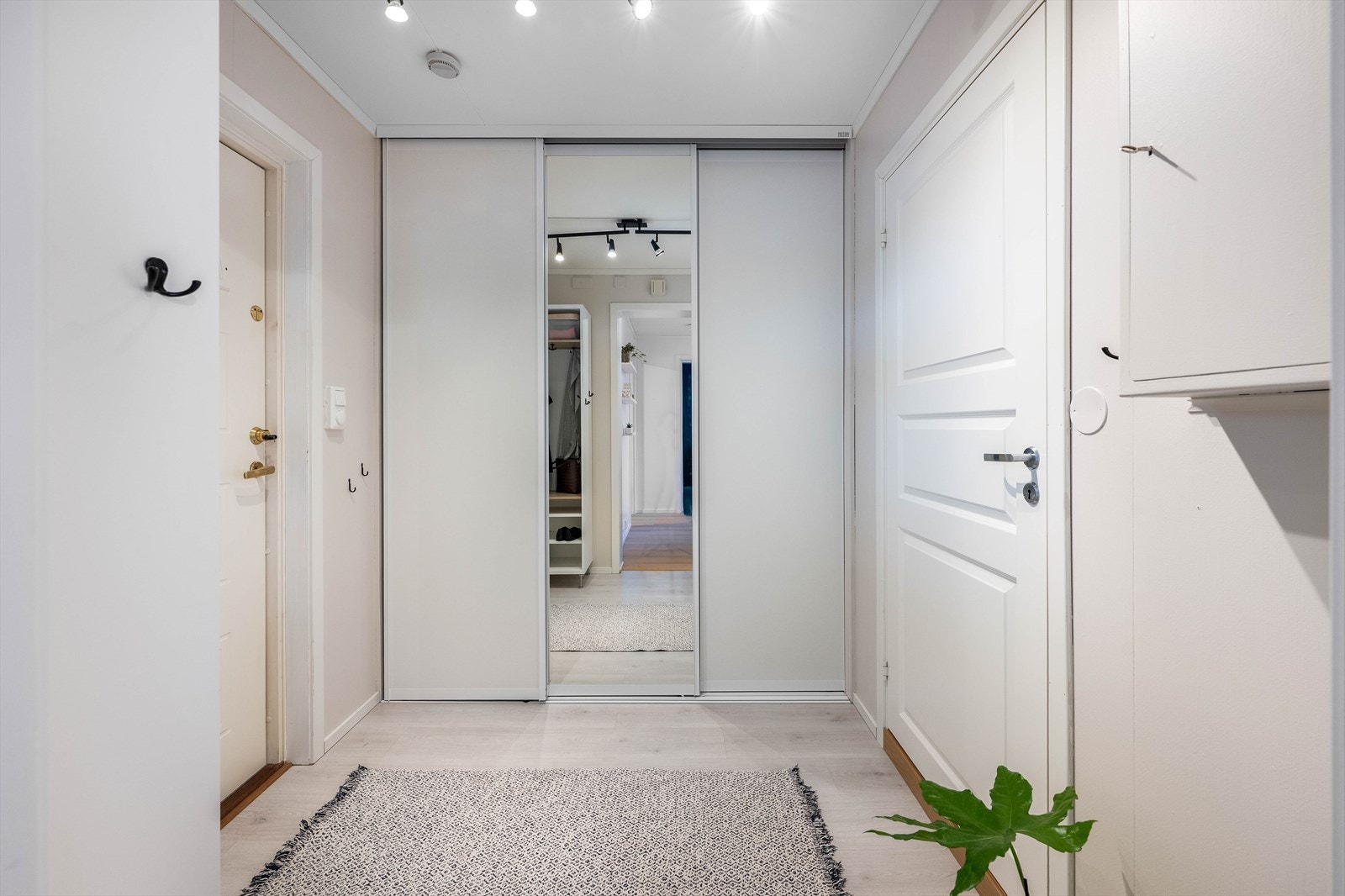 Skyvedørsgarderobe gir praktisk oppbevaringsløsning i entréen. Galleribilde