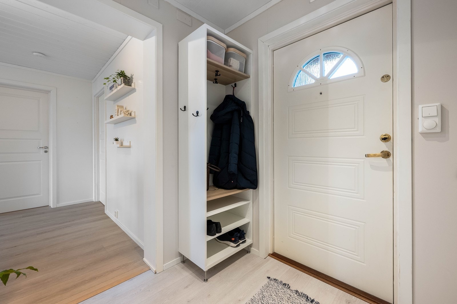 Plass til oppbevaring av yttertøy og sko ved inngangspartiet. Galleribilde