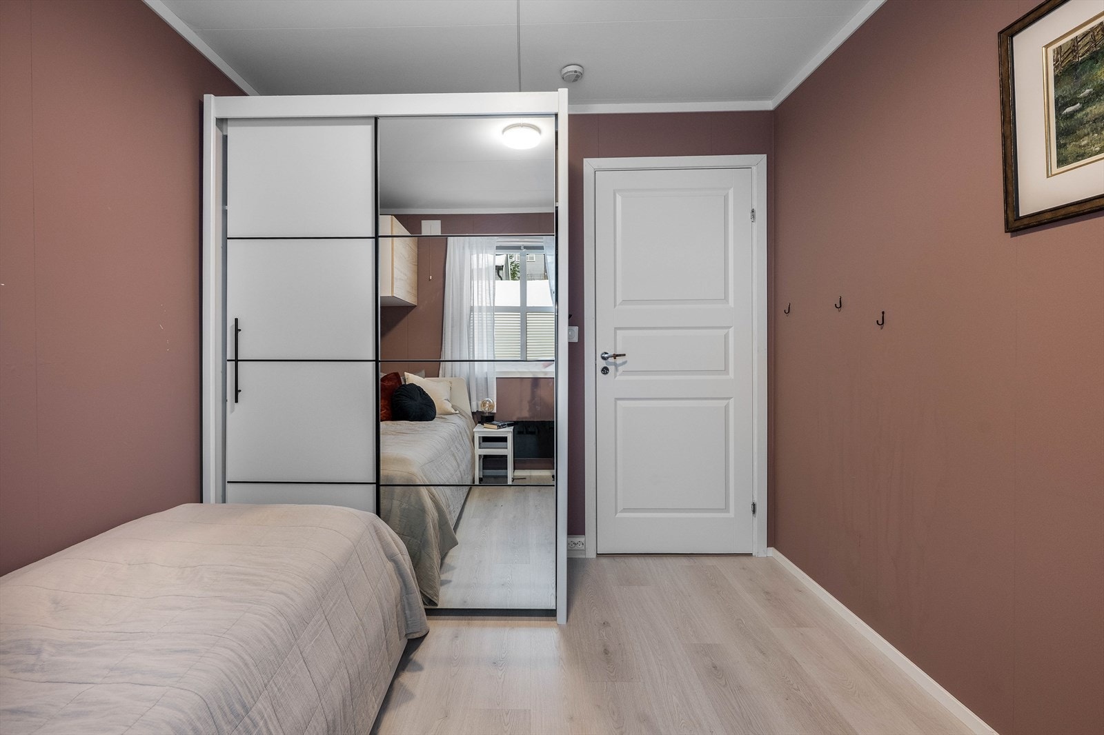 Garderobeskap med speilfront gir rommet et moderne uttrykk. Galleribilde