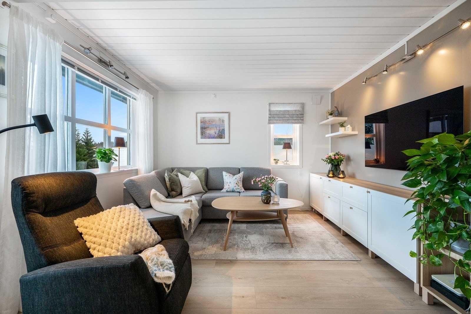 Stuen er romslig og byr på gode møbleringsmuligheter, inkludert plass til både TV-møblement og øvrig innredning. Galleribilde