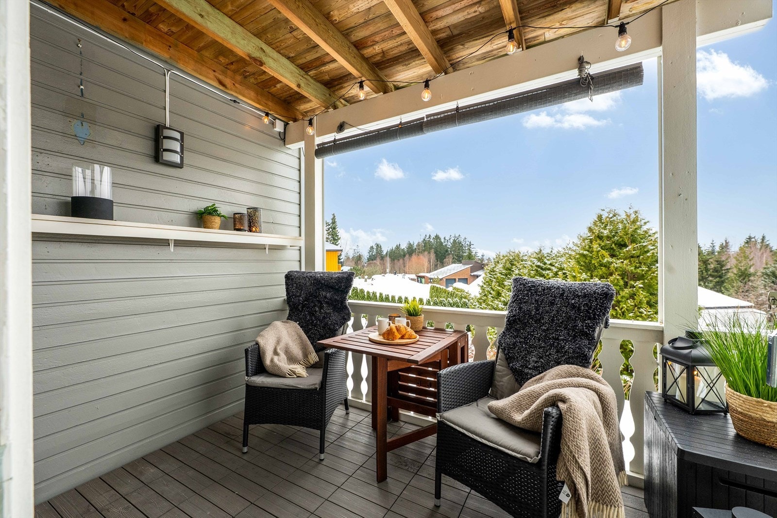 Det er god plass til utemøblering, slik at du enkelt kan skape en hyggelig og funksjonell uteplass - her kan man slappe av og invitere til hyggelige sammenkomster. Galleribilde