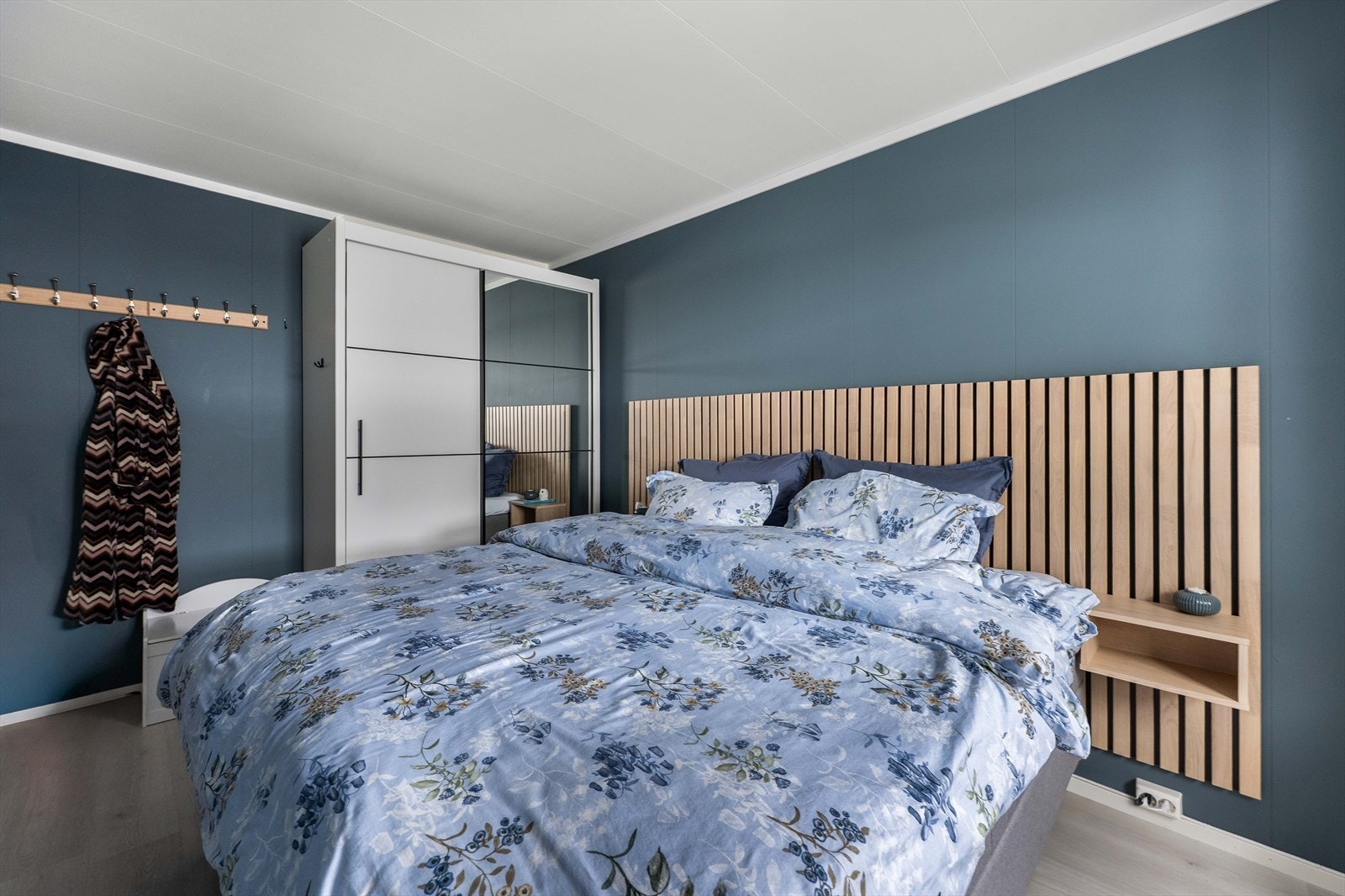 Skyvedørsgarderobe med speil gir effektiv oppbevaring og romfølelse. Galleribilde