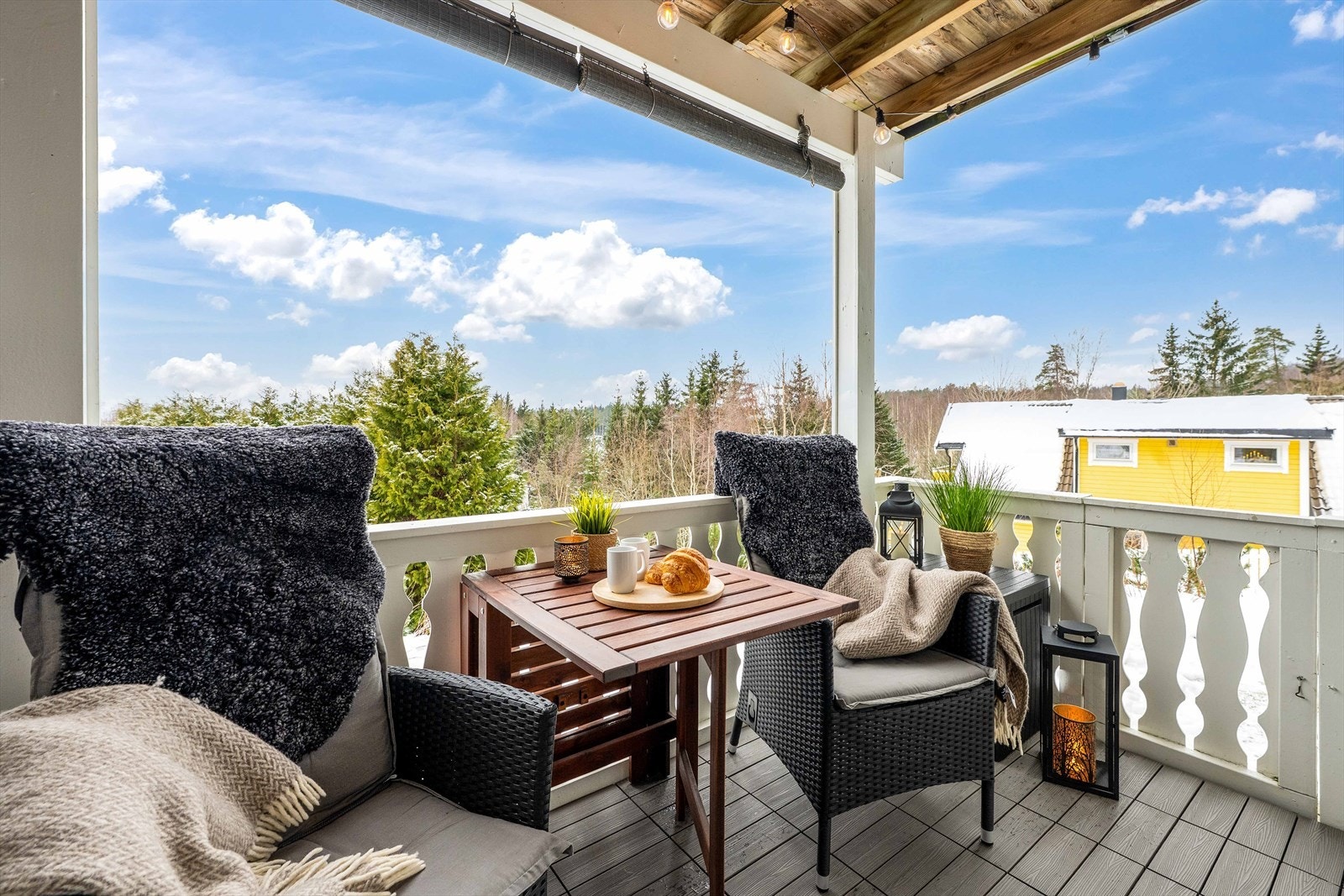 Verandaen er delvis overbygd, herfra har man fin utsikt ut over nærområdet. Galleribilde