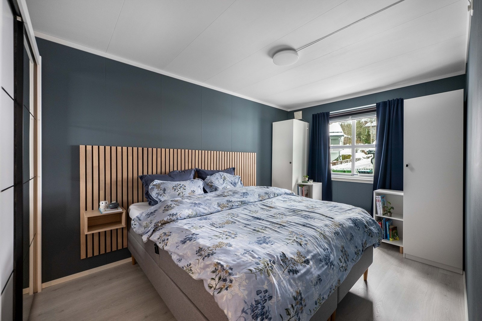 Plass til dobbeltseng og garderobe skaper et funksjonelt hovedsoverom. Galleribilde