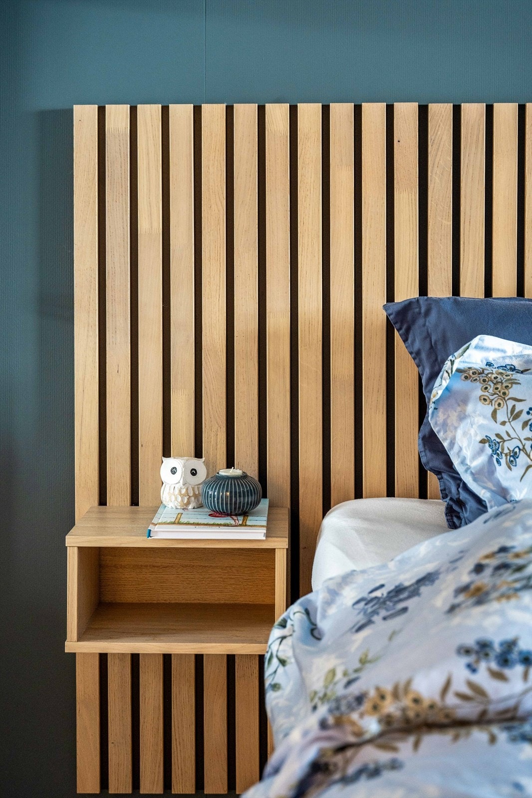 Sengegavlen i tre gir et elegant preg til soverommet, med praktisk integrert hylle. Galleribilde