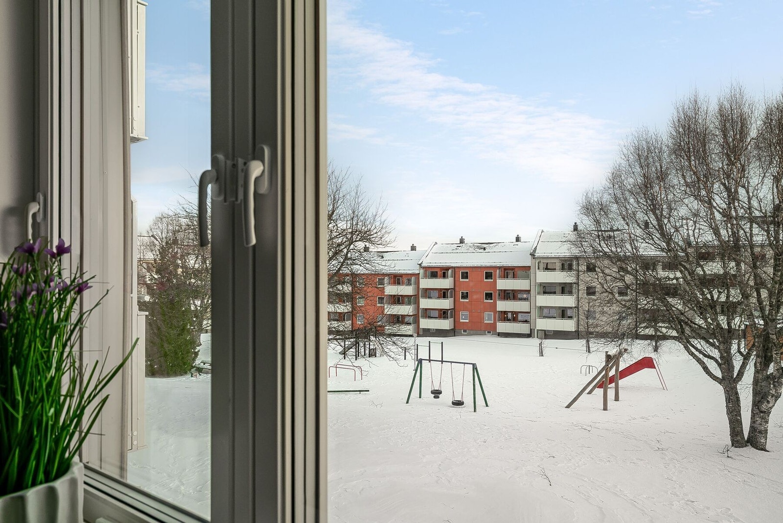 Fra kjøkkenet har man hyggelig utsyn mot borettslagets fellesområde Galleribilde